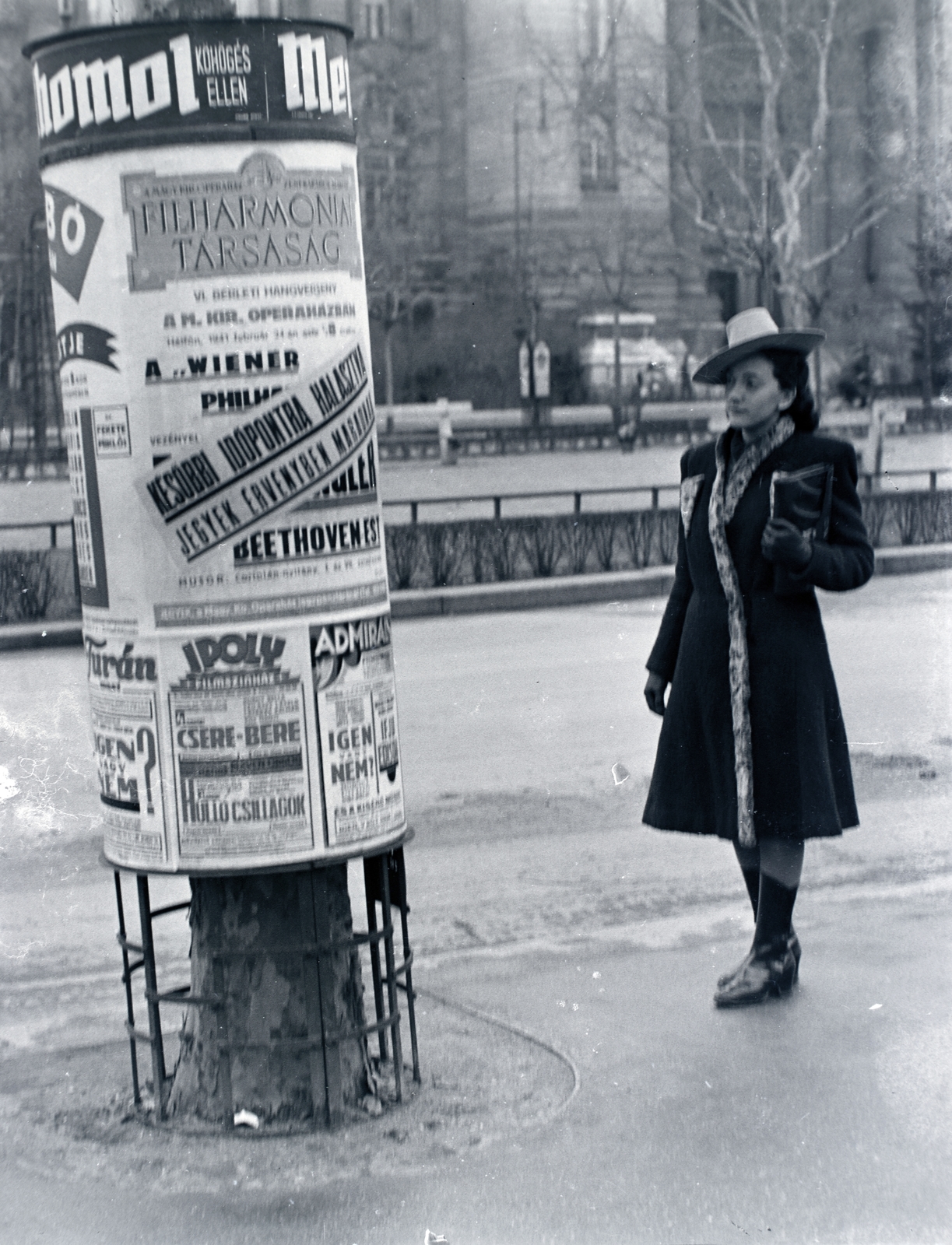 Hungary, Budapest V., Szabadság tér, háttérben a Tőzsdepalota., 1941, Vaskapu utca, Budapest, poster, fashion, ad pillar, movie schedule, Fortepan #185847