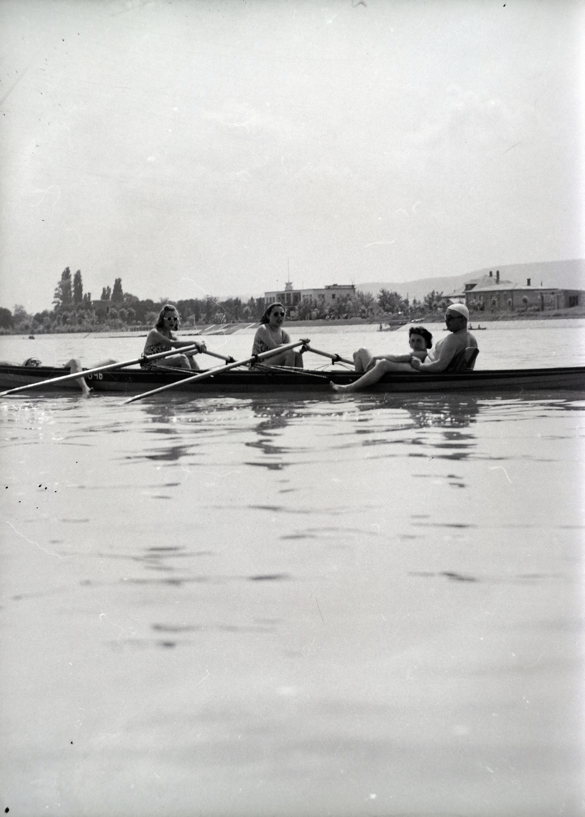 Magyarország, Budapest III., Pünkösdfürdő, háttérben középen a Kossuth Lajos üdülőpart 131. szám alatti üdülő., 1936, Vaskapu utca, Budapest, Fortepan #185858