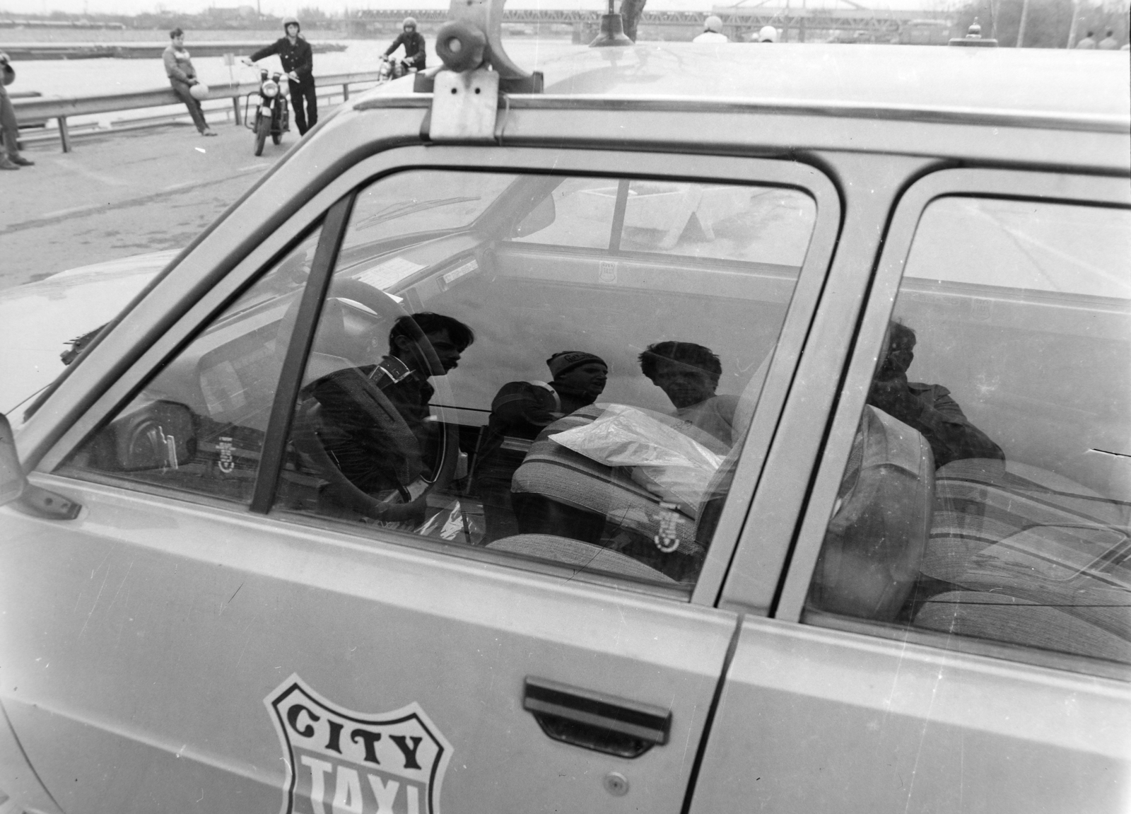 Magyarország, Budapest XI., a mai Pázmány Péter sétány, az MHSZ gyakorlópályája, háttérben a Összekötő vasúti híd., 1983, MHSZ, Budapest, ablak, tükörkép, taxi, Fortepan #185873