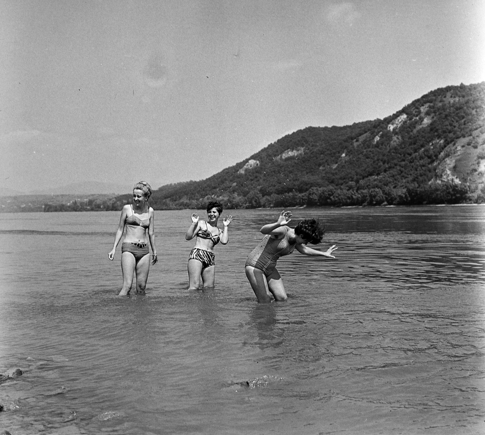 Magyarország,Dunakanyar, Dömös, Duna-part, balra a háttérben Zebegény, jobbra a Szent Mihály-hegy., 1969, MHSZ, nők, fürdőzés, bikini, hárman, Fortepan #185881