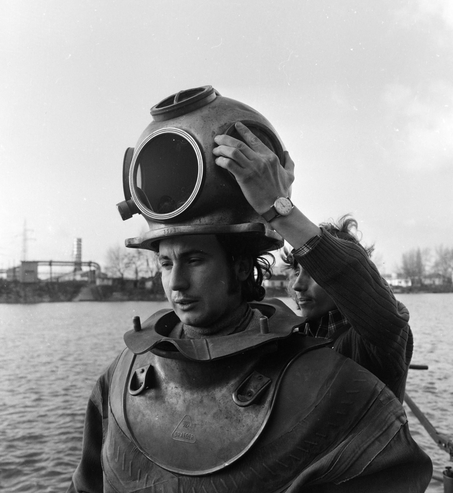 Hungary, Budapest XI., Lágymányosi öböl, nehézbúvár beöltöztetése a Kopaszi gátnál kikötött uszályon., 1978, MHSZ, Budapest, wet suit, Fortepan #185889