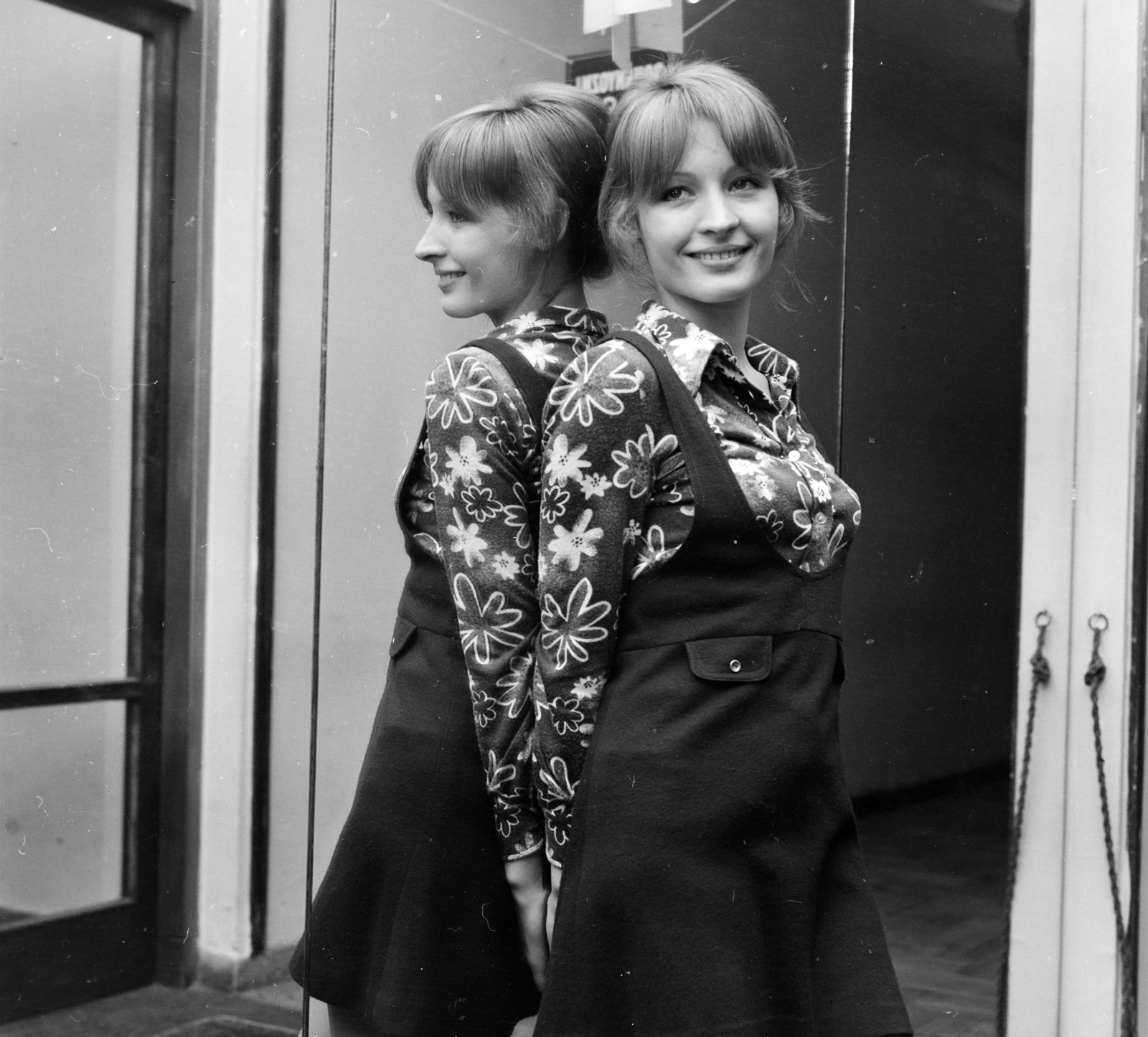 Magyarország, Budapest V., Vértanúk tere (Ságvári tér) 1., a 2. sz. Központi Házasságkötő Terem bejárati része. Ferenczi Krisztina színművésznő., 1973, MHSZ, Budapest, hölgy, tükörkép, mosoly, háttal, Fortepan #185892