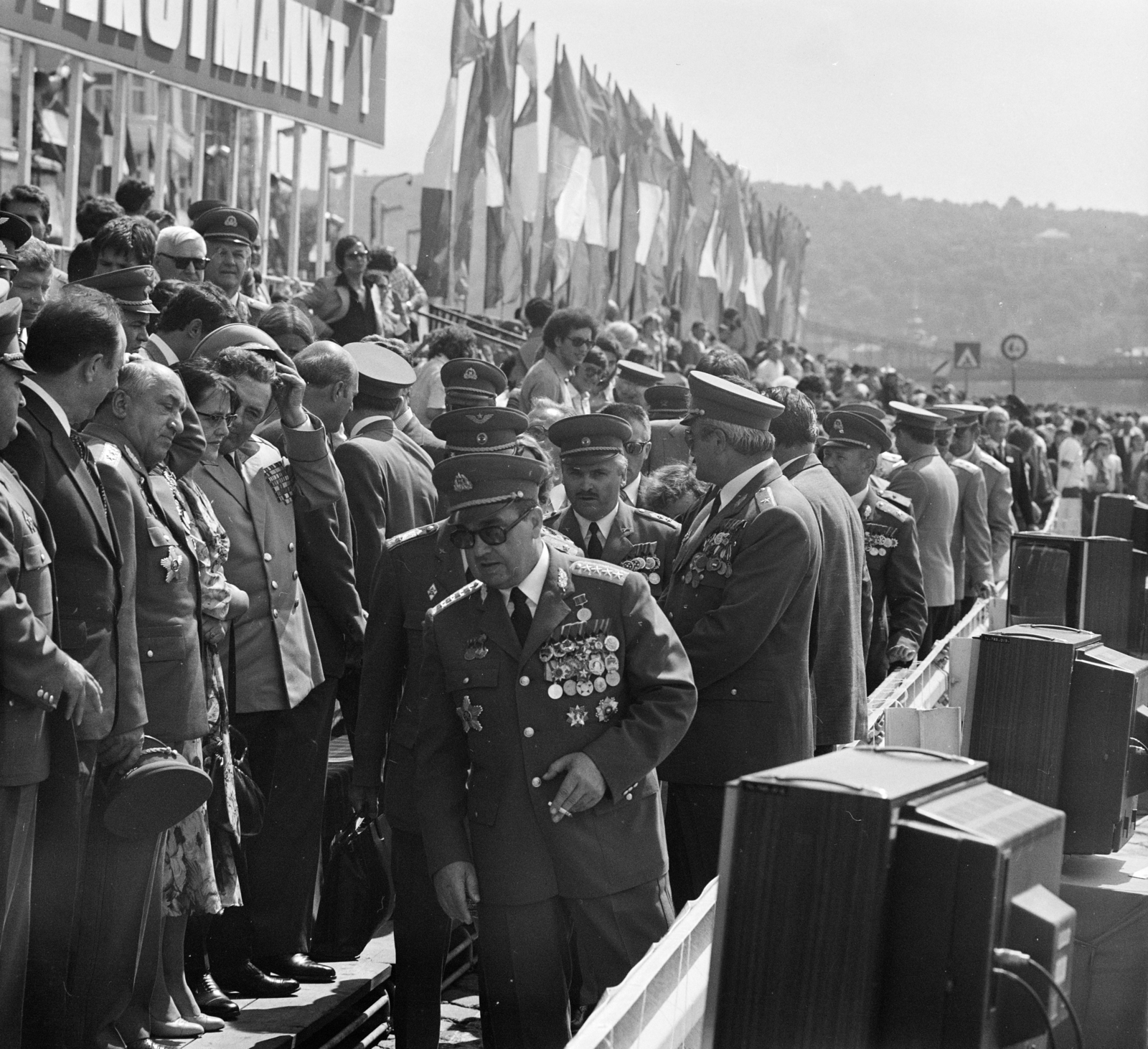 Magyarország, Budapest V., pesti alsó rakpart, tribün a Parlament előtt az augusztus 20-i vízi- és légiparádén. Előtérben Czinege Lajos honvédelmi miniszter., 1979, MHSZ, Budapest, Fortepan #185905