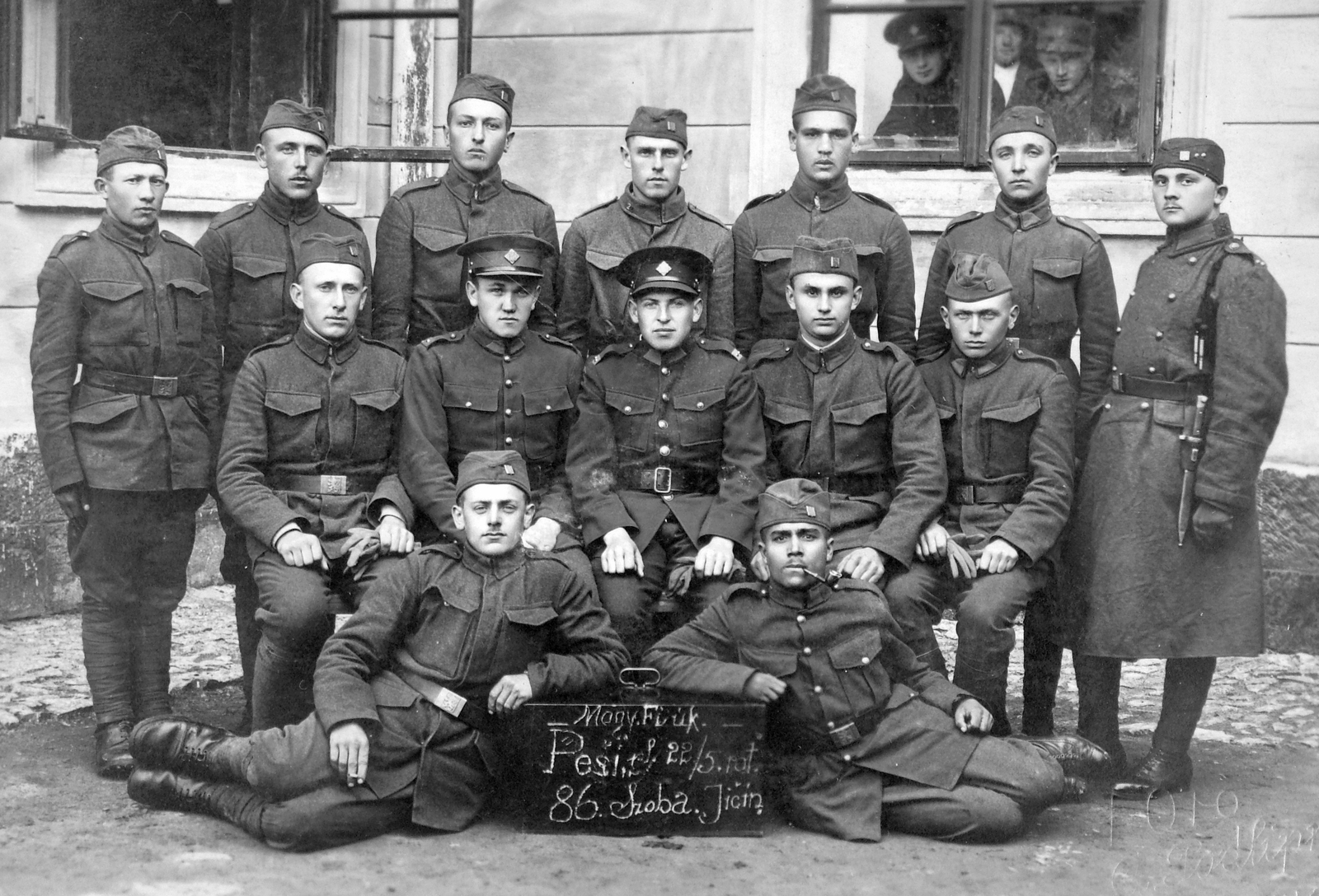 Czech Republik, Jičín, Magyar fiúk a csehszlovák hadseregben, 1924-ben., 1924, Jankovszky György, Czechoslovakia, cigarette, smoking, soldier, peaked cap, bayonet, Czechoslovak soldier, prop up on elbows, Fortepan #18592