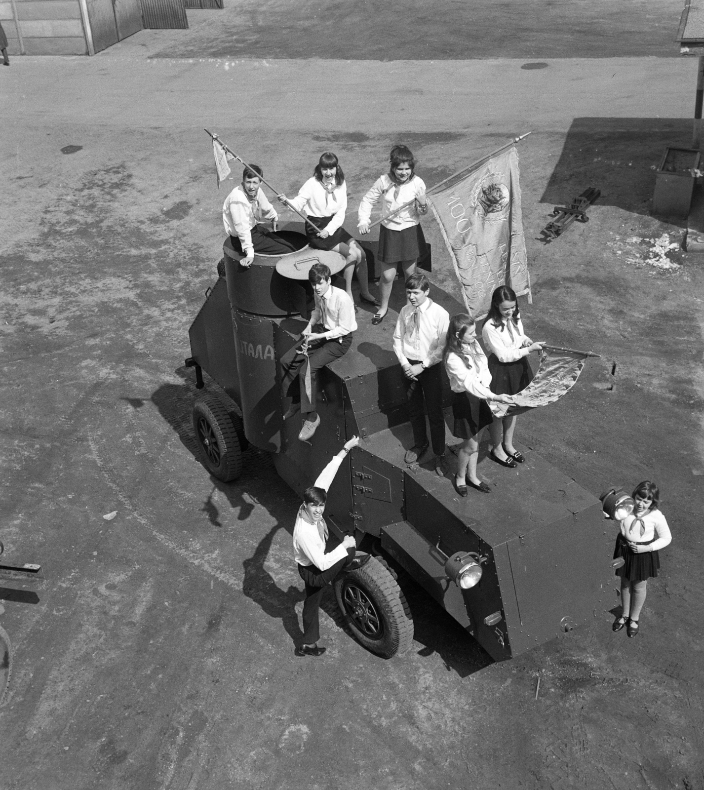 Hungary, Budapest XI., Bogdánfy utca 5/a, a Bogdánfy Ödön Általános Iskola (később Kürt Alapítványi Gimnázium) udvara, Lenin páncélautójának mása., 1970, MHSZ, Budapest, armoured car, yard, pioneer, replica, Fortepan #185950