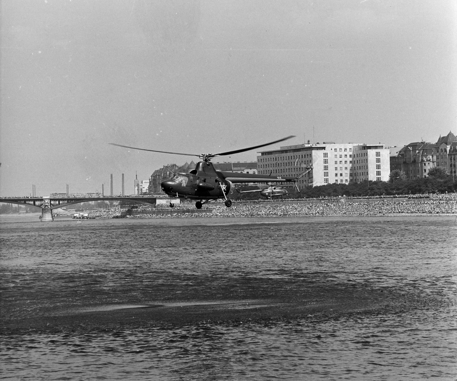 Hungary, Budapest V.,Budapest XIII., Augusztus 20-i ünnepség a Dunán, szemben a Széchenyi rakpart., 1972, MHSZ, helicopter, airs how, Mil-brand, Budapest, Fortepan #185952