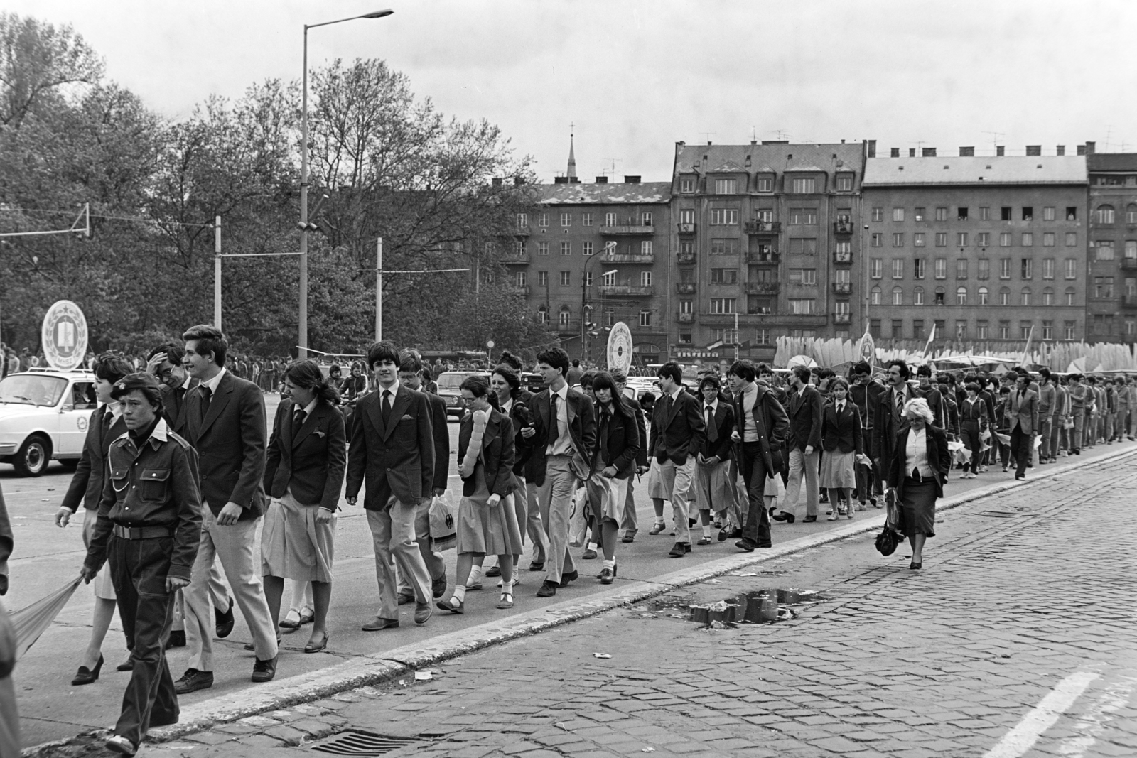 Hungary, Budapest XIV., Ötvenhatosok tere (Felvonulási tér), május 1-i felvonulás. A háttérben az Ajtósi Dürer sor épületei., 1982, MHSZ, 1st of May parade, Budapest, young guard, Fortepan #185959