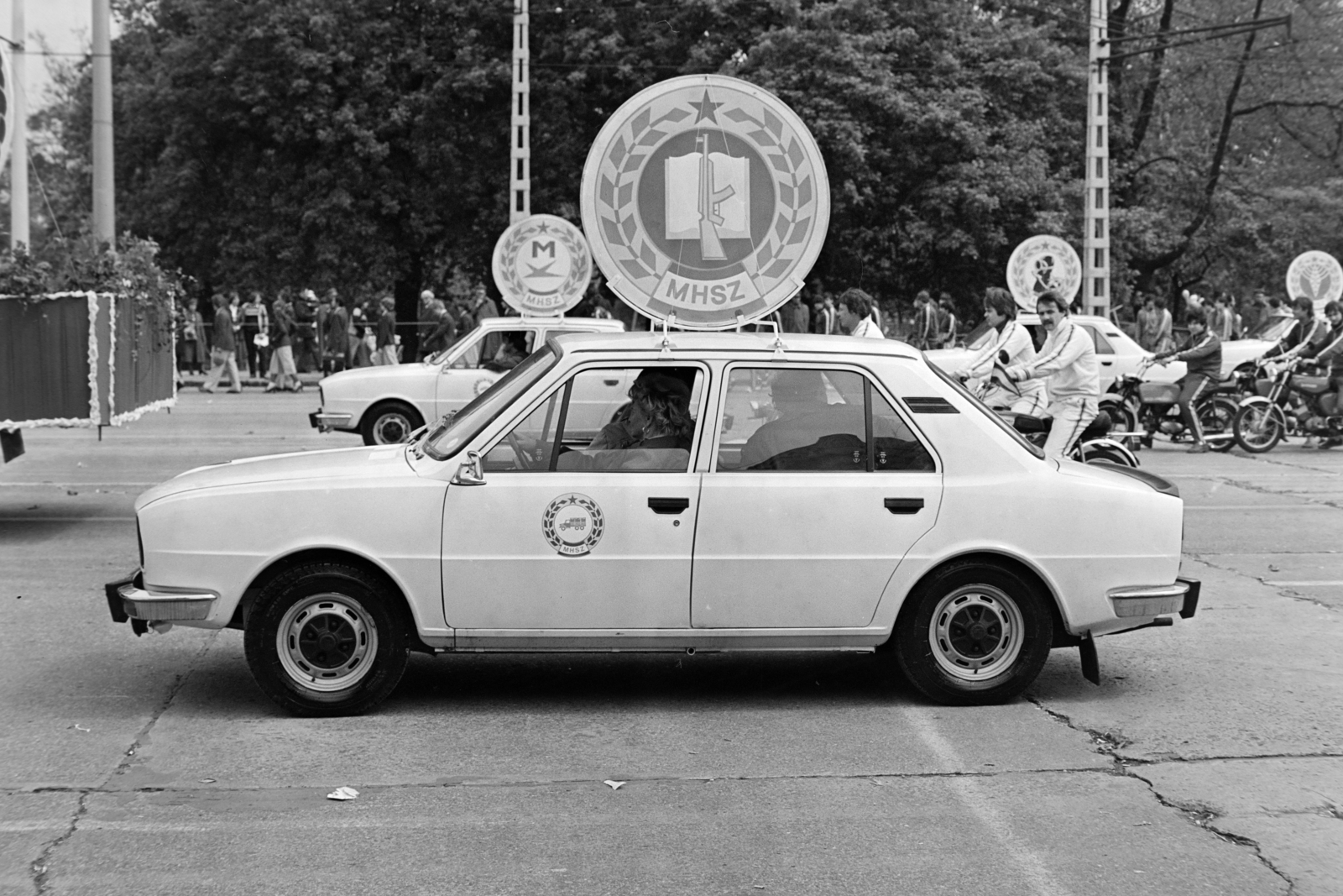 Hungary, Budapest XIV., Ötvenhatosok tere (Felvonulási tér), május 1-i felvonulás., 1982, MHSZ, Skoda-brand, Simson-brand, 1st of May parade, Budapest, Hungarian Defense Association, Fortepan #185960