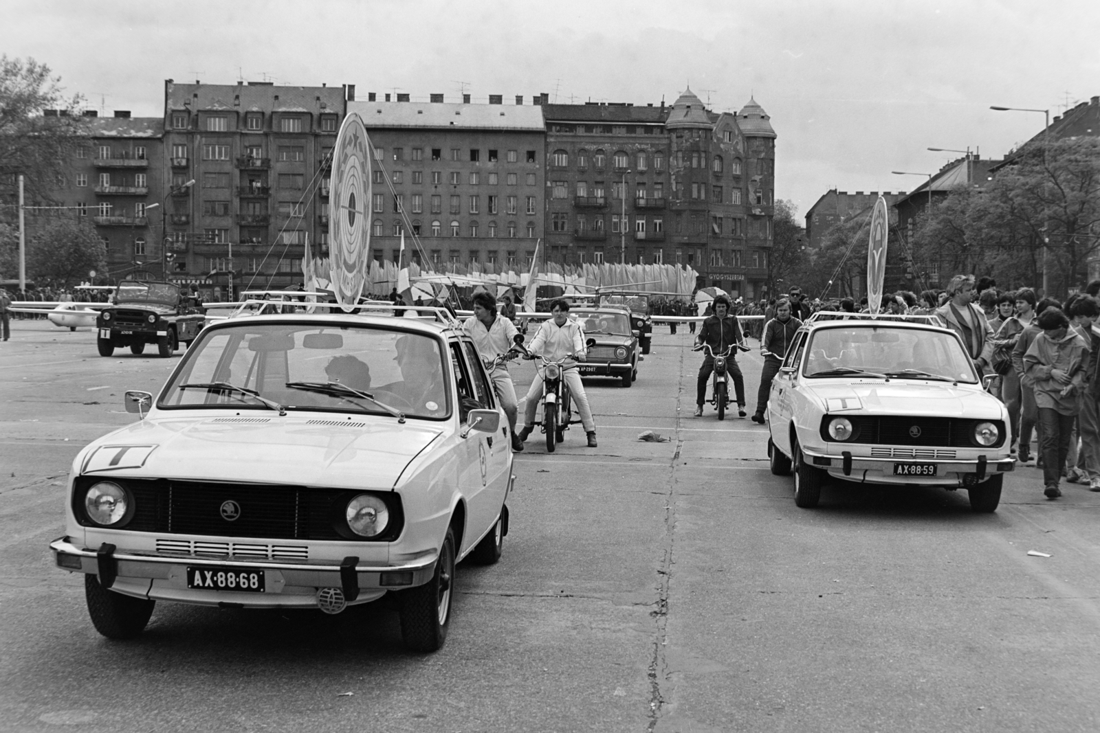 Hungary, Budapest XIV.,Budapest VII., Ötvenhatosok tere (Felvonulási tér), május 1-i felvonulás. A háttérben balra az Ajtósi Dürer sor épületei, jobbra a Dózsa György út épületei., 1982, MHSZ, 1st of May parade, number plate, Fortepan #185961