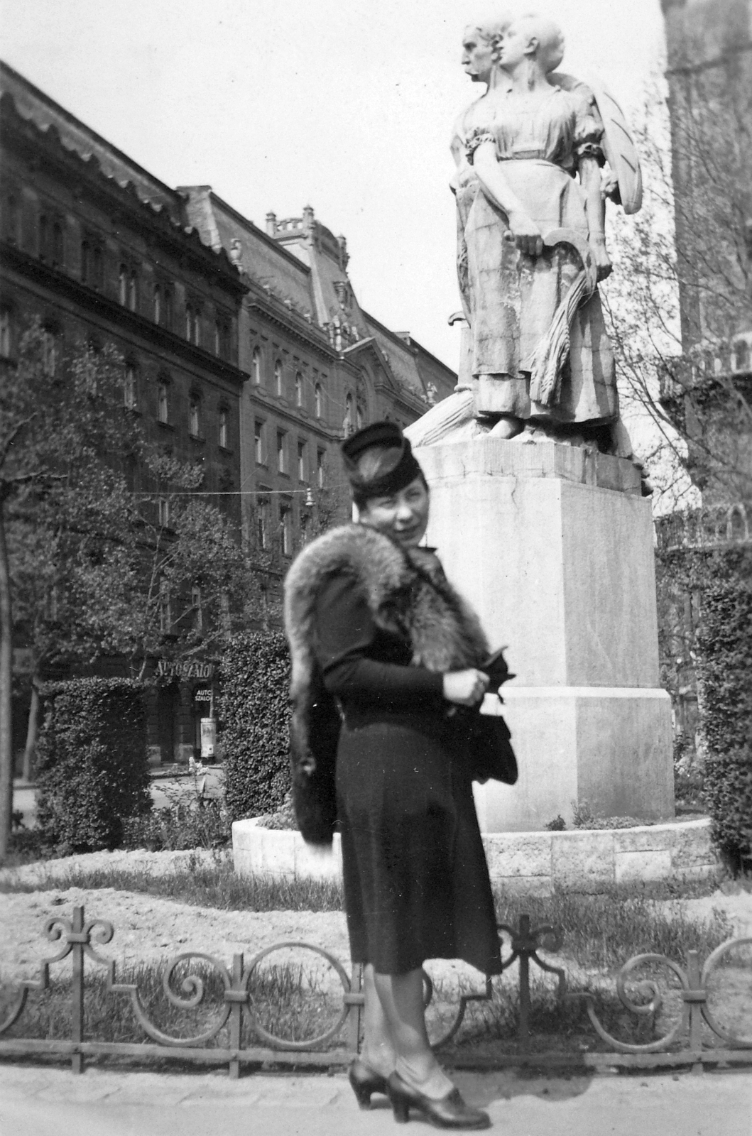 Hungary, Budapest V., Szabadság tér, Irredenta szoborcsoport »Dél« (Szentgyörgyi István, 1921.)., 1936, Nagy Ilona, sculpture, fur coat, Budapest, sculptural group, Fortepan #18597