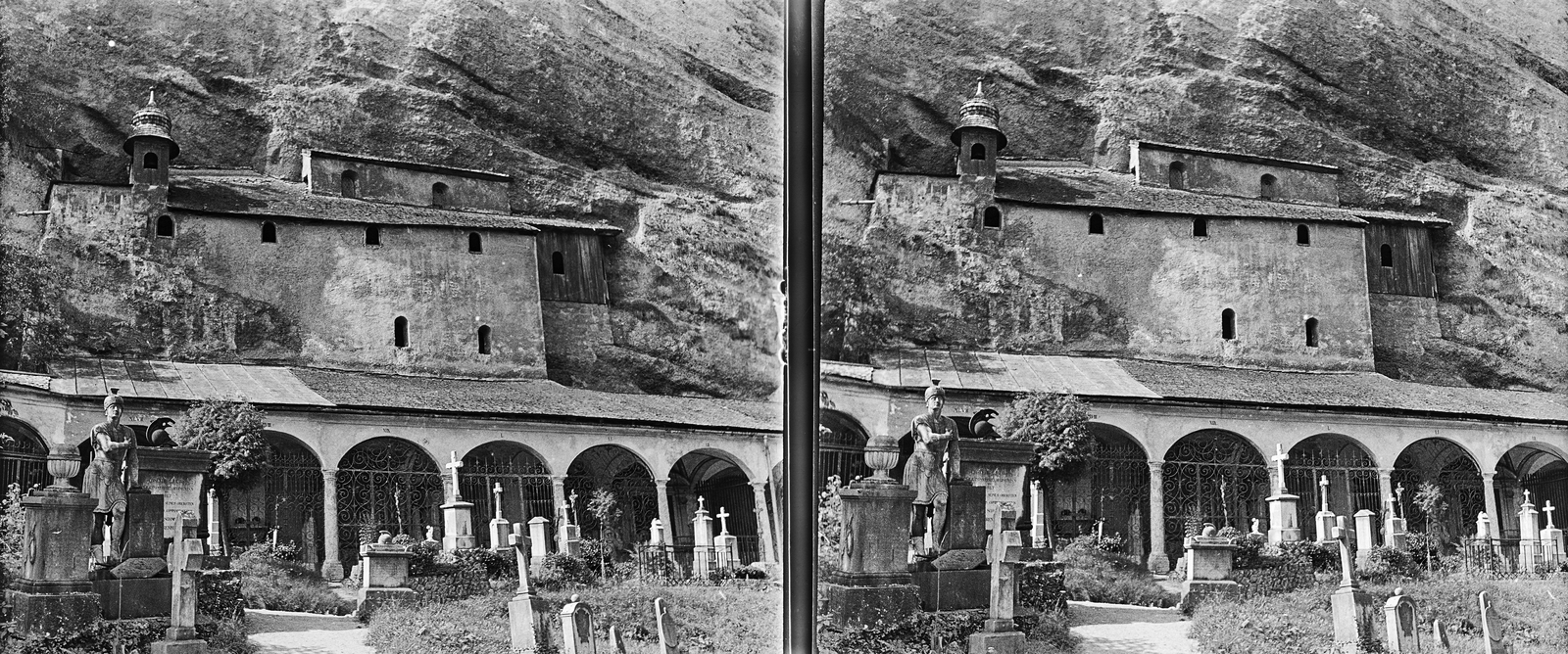 Austria, Salzburg, Szent Péter főapátság, Szent Péter temető (Petersfriedhof). Háttérben az árkádsor felett, a Mönchsberg függőleges sziklafalán a katakombák., 1931, Kárpáti György Mór, stereophoto, Fortepan #186022