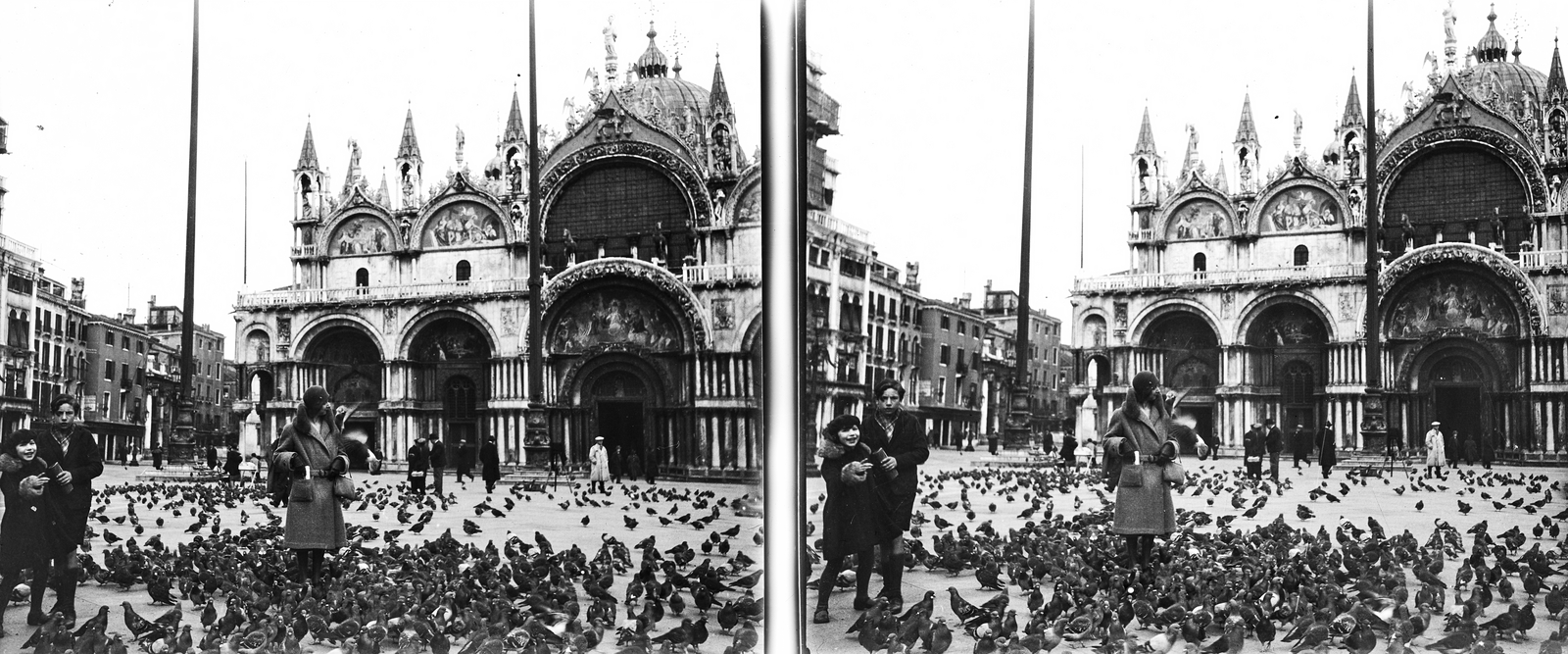Olaszország, Velence, Szent Márk tér, háttérben a Szent Márk-székesegyház., 1930, Kárpáti György Mór, sztereófotó, világörökség, etetés, galamb, Fortepan #186058