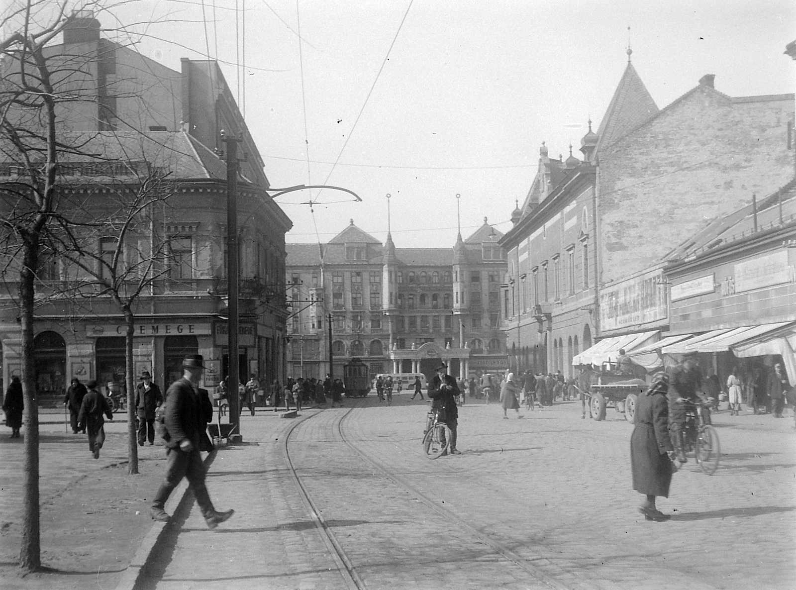 Hungary, Debrecen, Csapó utca, szemben az Aranybika Szálloda., 1954, Fortepan, bicycle, sign-board, Horse-drawn carriage, street view, hotel, genre painting, tram, coach, Csemege enterprise, Art Nouveau architecture, Alfréd Hajós-design, Fortepan #1861