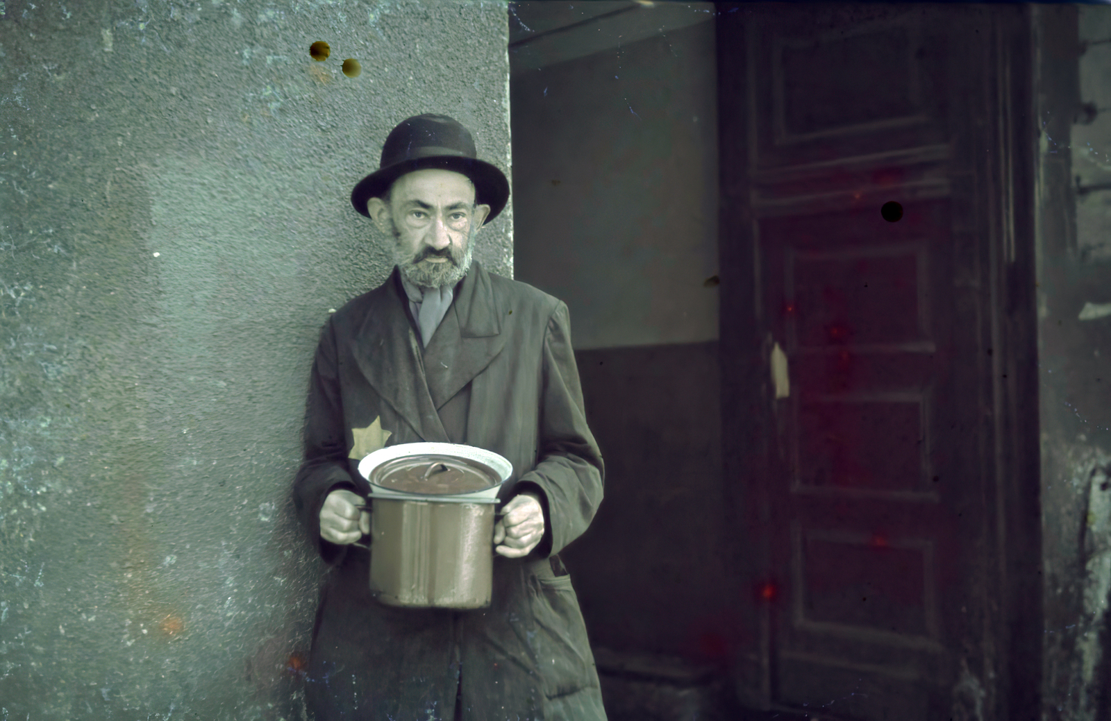Poland, Łódź, 1942, Fortepan/Album044, judaism, yellow star, persecution of Jews, pot, bowler hat, Fortepan #186108