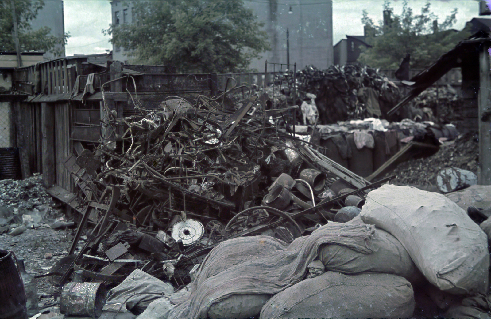 Lengyelország, Łódź, 1942, Fortepan/Album044, Walter Genewein, zsák, fémhulladék, Fortepan #186121