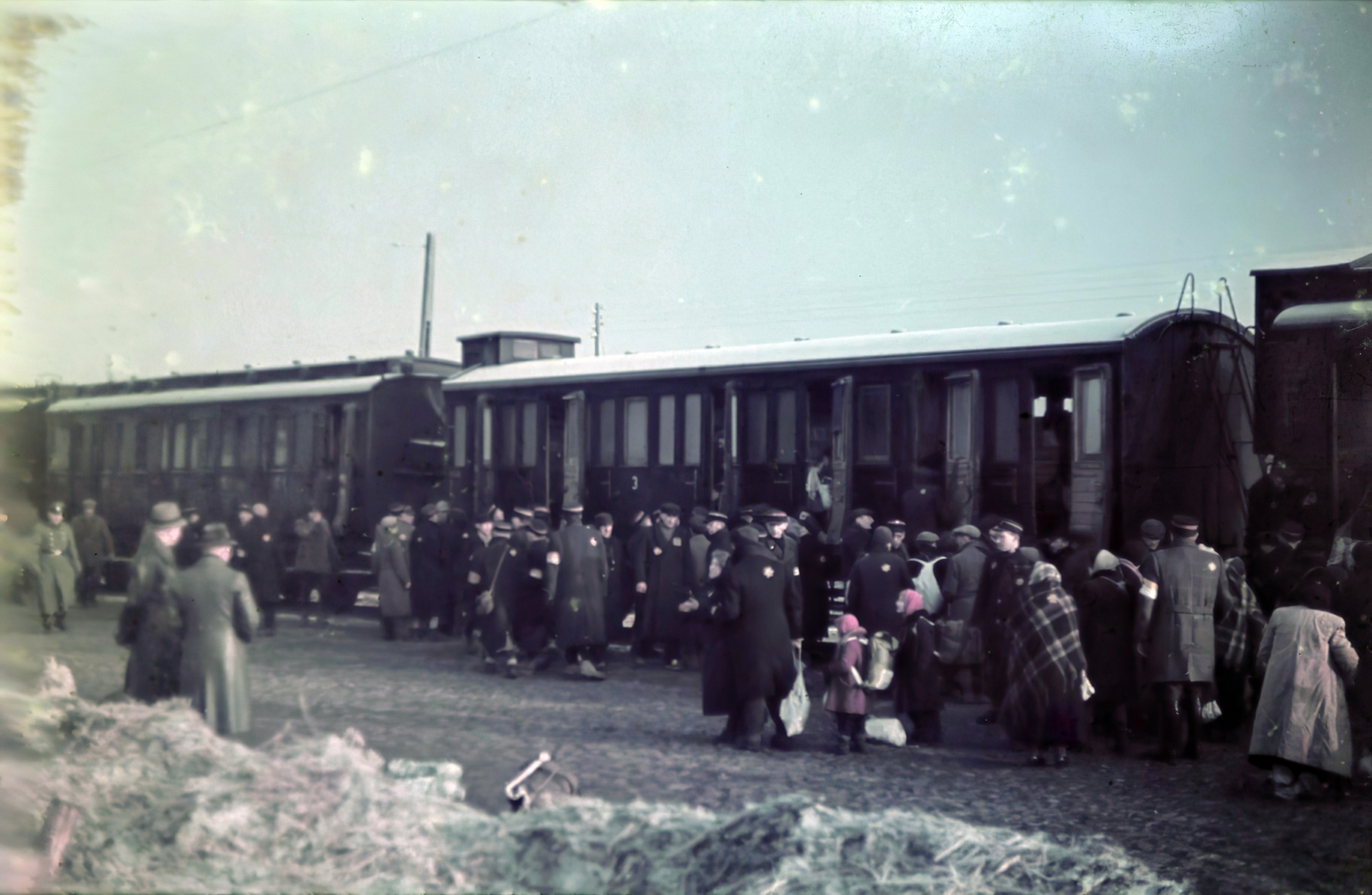 Poland, Łódź, 1942, Fortepan/Album044, judaism, kids, train station, train, backpack, Fortepan #186137