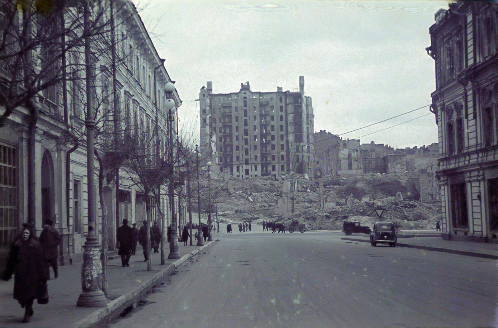 Ukraine, Kyiv, Hrescsatik sugárút a Függetlenség terénél (Majdan Nezalezsnosztyi), háttérben a Ginzburg-ház romjai (később Ukrajna Hotel)., 1943, Fortepan/Album044, Fortepan #186149