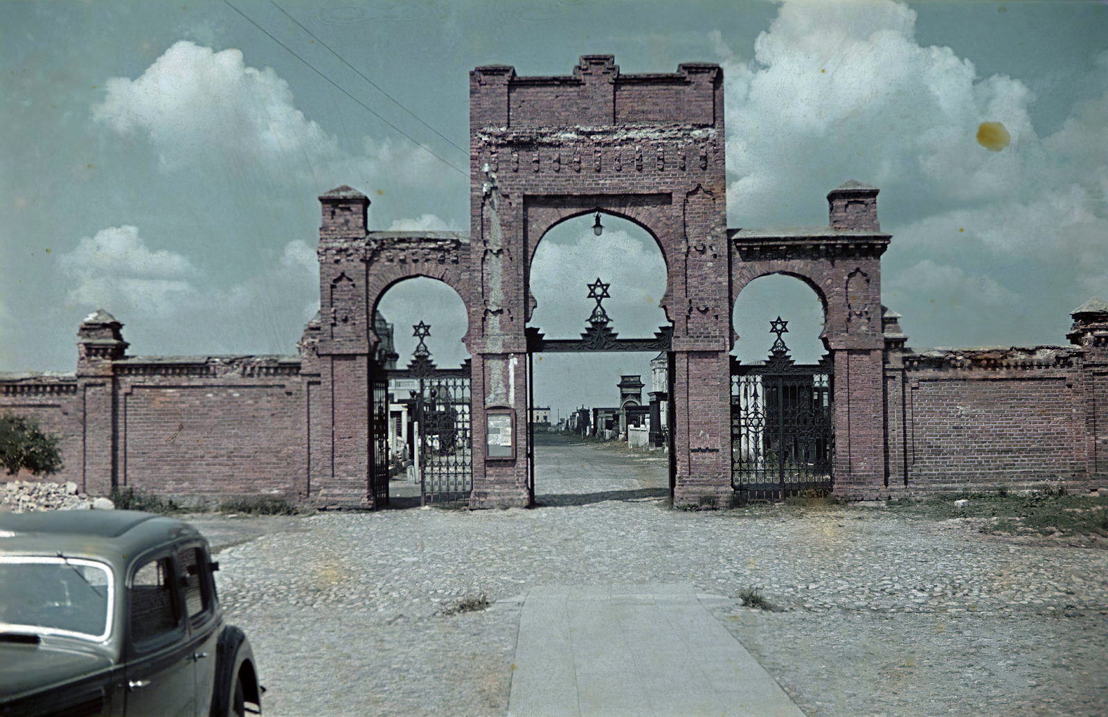 Poland, Łódź, 1942, Fortepan/Album044, colorful, cemetery, brick fence, main entrance, yellow star, Fortepan #186151