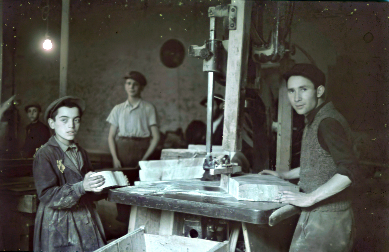 Poland, 1942, Fortepan/Album044, boys, machine, workshop, yellow star, Fortepan #186181