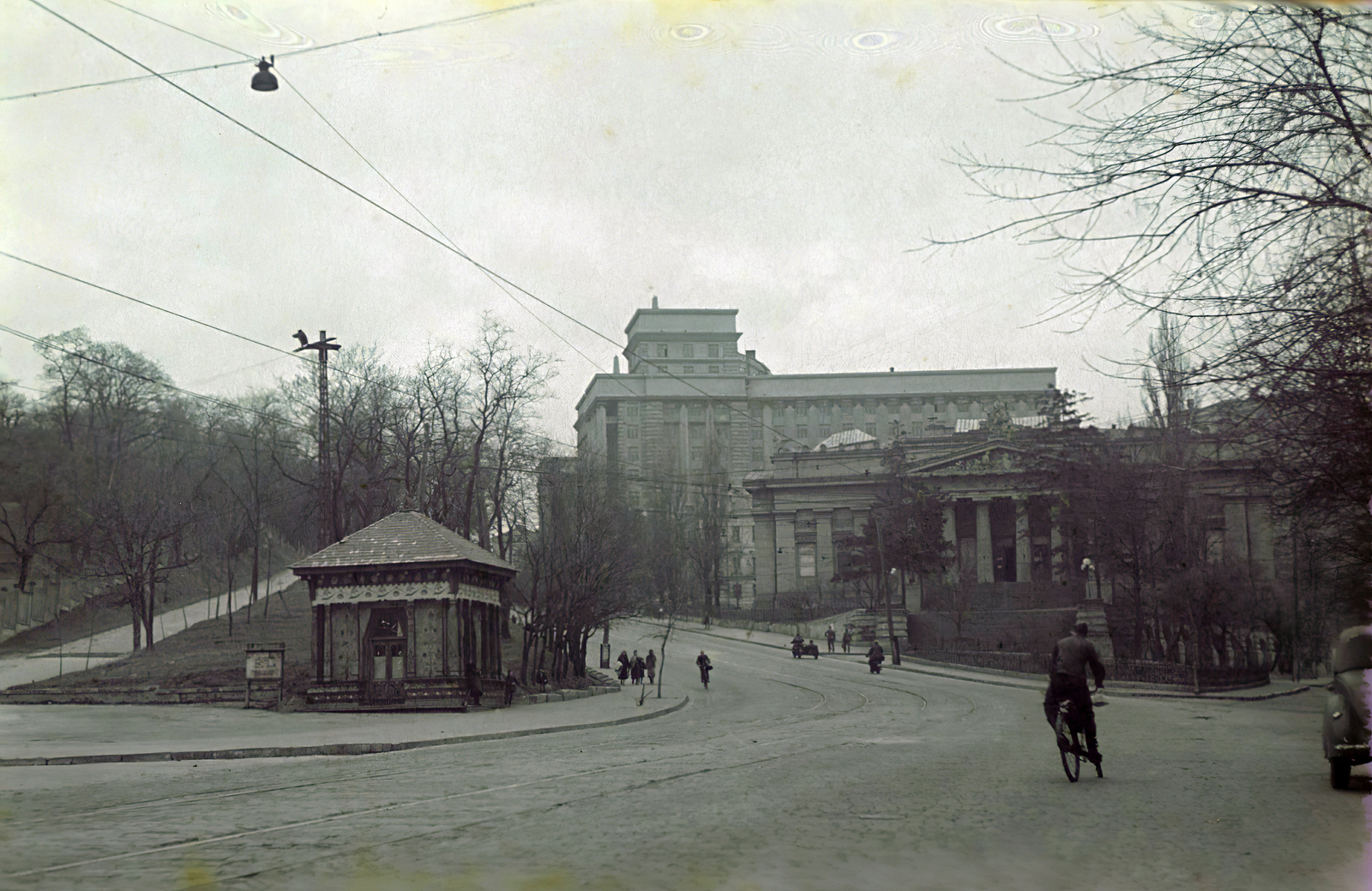 Ukraine, Kyiv, Mihajlo Hrusevszkij utca (ekkor Dr. Todt Strasse) az Európa tér (ekkor Adolf-Hitler-Platz) felől, szemben jobbra Ukrajna Nemzeti Művészeti Múzeuma.
, 1943, Fortepan/Album044, Fortepan #186185