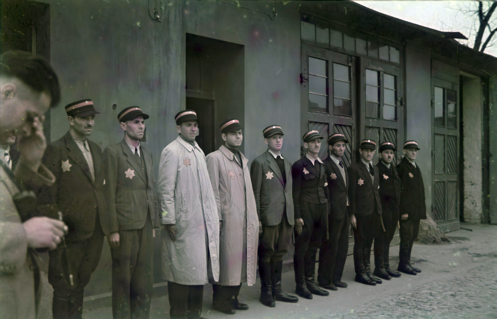 Poland, Łódź, 1942, Fortepan/Album044, judaism, men, line-up, camera, yellow star, Fortepan #186188