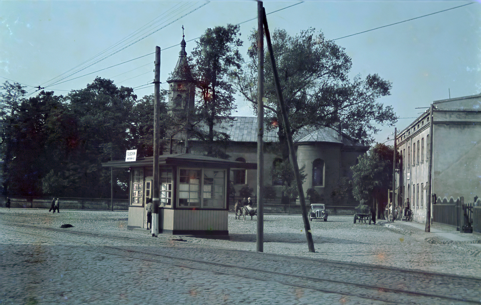 Lengyelország, Tuszyn, plac Reymonta, szemben a Szent Vitális-templom (Kościół św. Witalisa Męczennika)., 1942, Fortepan/Album044, Walter Genewein, színes, pavilon, Fortepan #186194