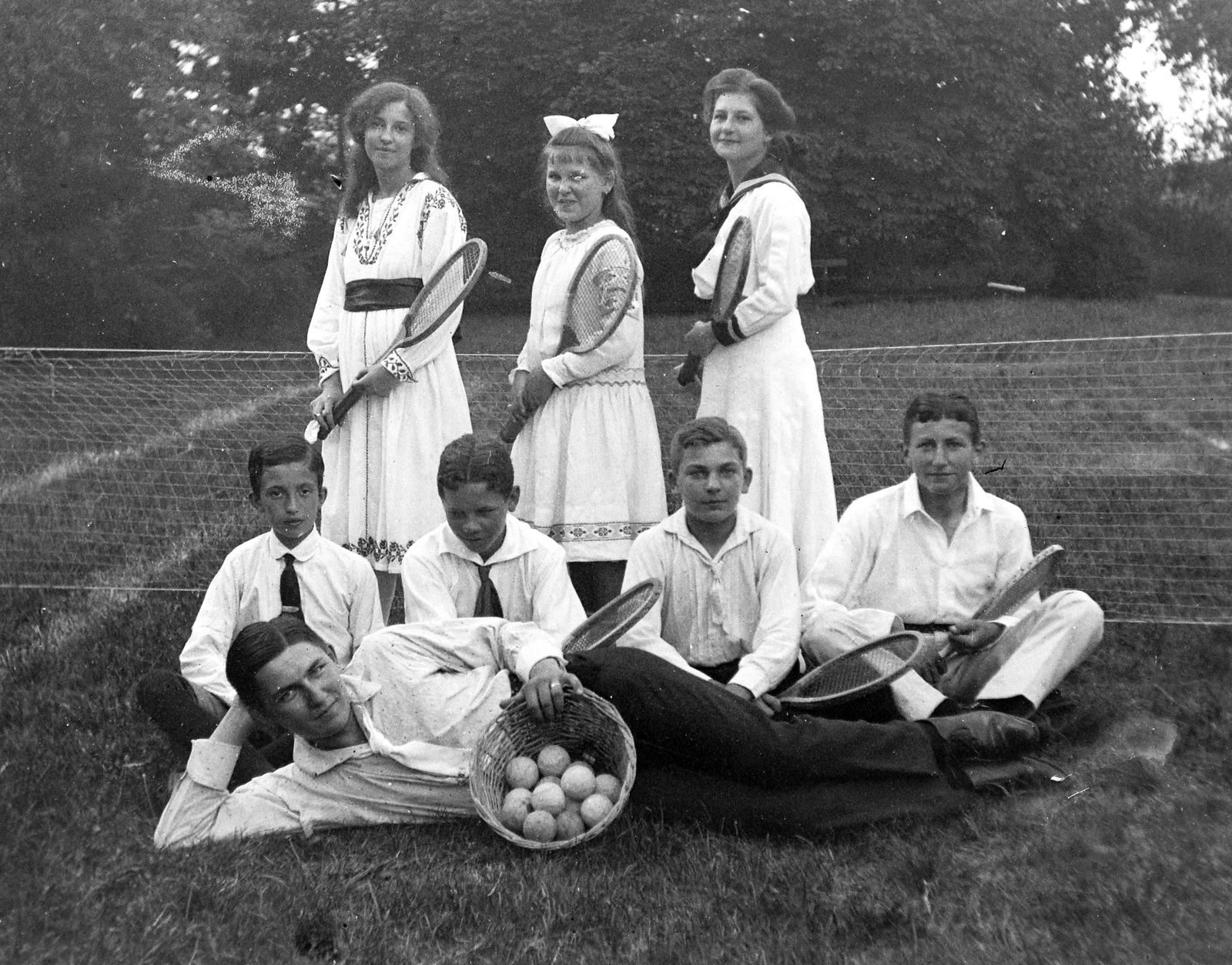 1930, Jankovszky György, fashion, tableau, tennis, ribbon, tennis court, boys, girl, tennis rackets, Fortepan #18621
