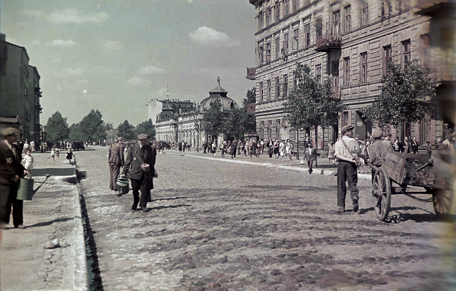 Lengyelország, Łódź, 1942, Fortepan/Album044, Walter Genewein, színes, utcakép, locsolókanna, Fortepan #186212