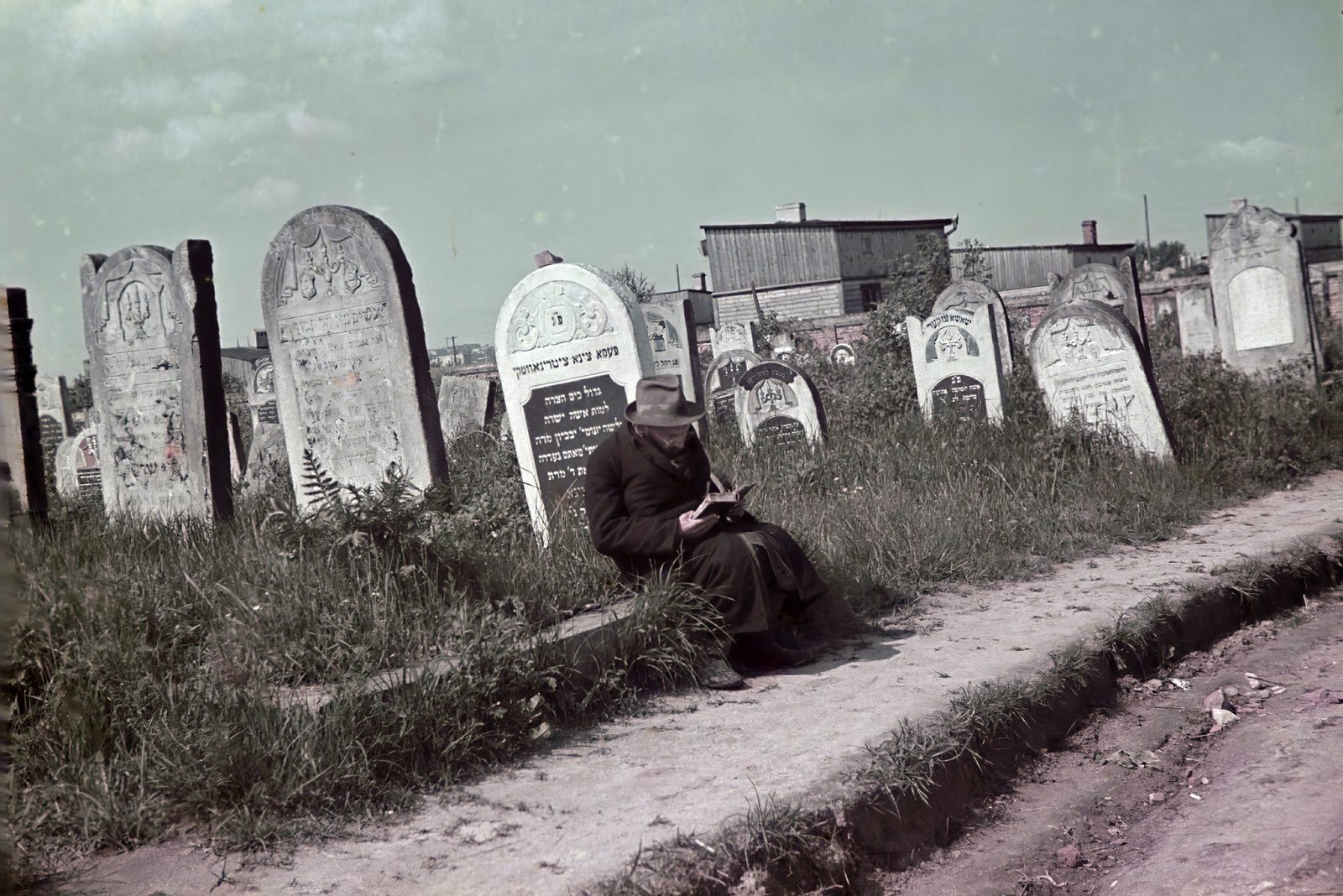 Poland, Łódź, 1942, Fortepan/Album044, Hebrew script, tombstone, reading, Fortepan #186214