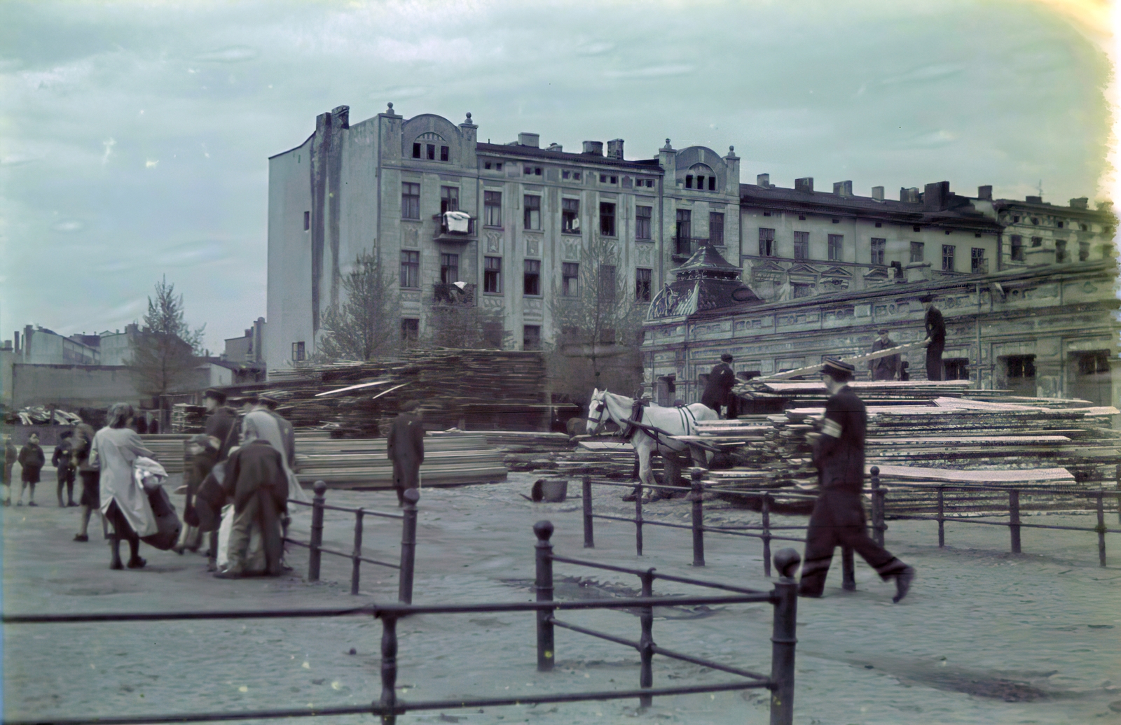 Lengyelország, Łódź, a Tanfani piac (később plac Piastowski), háttérben az ulica Bazarowa (Bazargasse) épületei, szemben a 10 szám. Részlet a lódz-i gettóból., 1942, Fortepan/Album044, Walter Genewein, rakodás, deszkarakás, Fortepan #186266