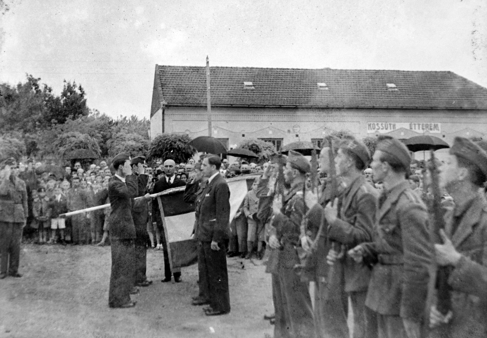 Szerbia, Zenta, Fő tér / Városi park, leventék búcsúztatása bevonuláskor., 1941, Jankovszky György, levente, Fortepan #18628