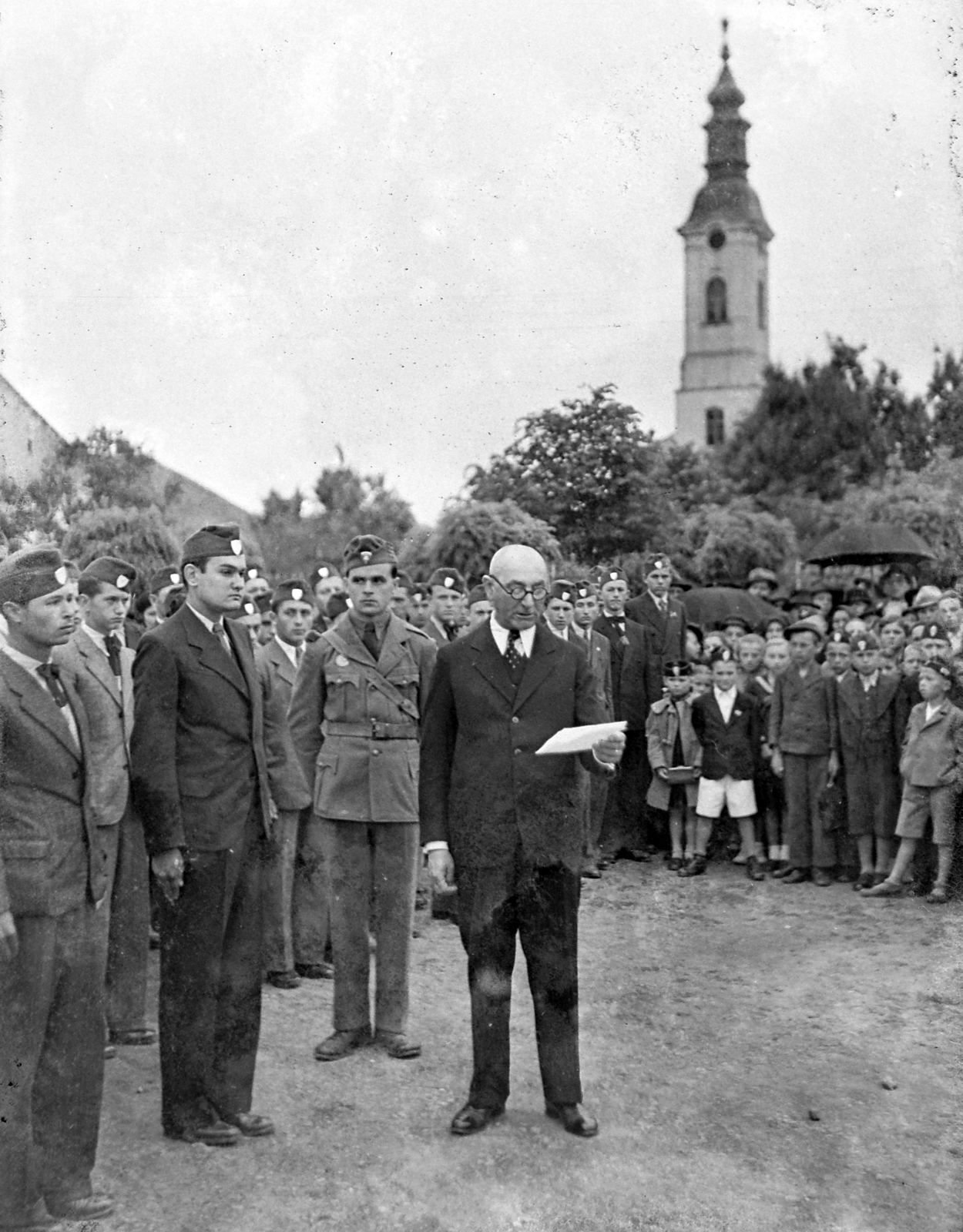 Serbia, Senta, Fő tér / Városi park, háttérben a Szent Mihály arkangyal szerb ortodox templom. Leventék búcsúztatása bevonuláskor., 1941, Jankovszky György, church, youth military organisation, Fortepan #18629