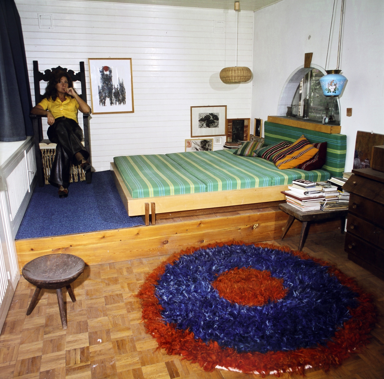 Hungary, Budapest II., Endrődi Sándor utca 67., Ruttkai Éva színművésznő a Latinovits Zoltánnal közös otthonukban., 1973, Lugosi Szilvia, Budapest, interior, celebrity, actor, leather pants, Fortepan #186308