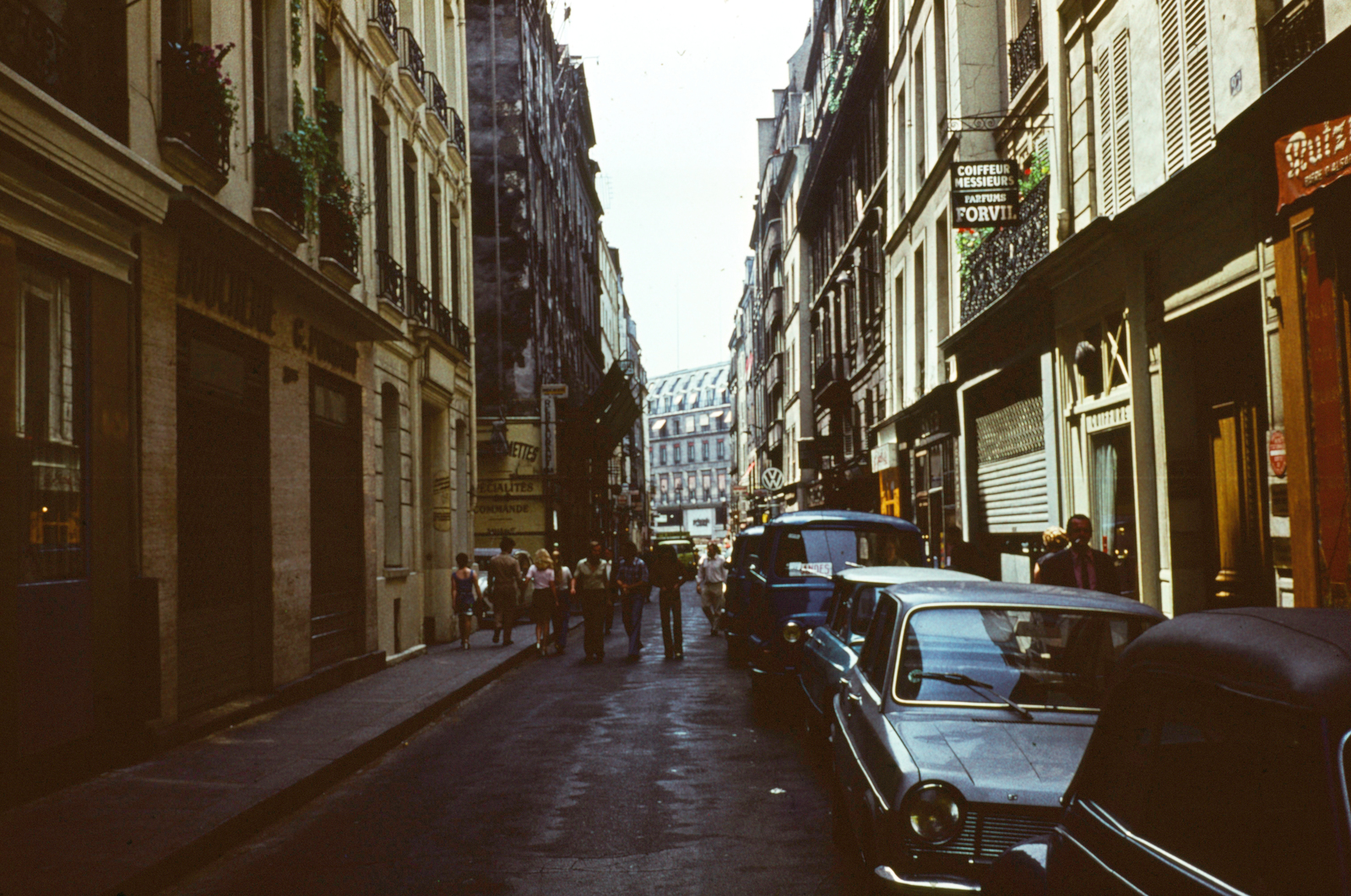 Franciaország, Párizs, Rue Jean-Jacques Rousseau a Rue du Colonel-Driant felől a Rue Saint-Honoré felé nézve., 1960, Lugosi Szilvia, színes, Fortepan #186322