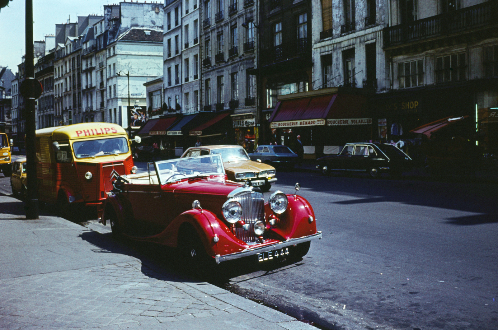 Franciaország, Párizs, Rue Saint-Antoine., 1970, Lugosi Szilvia, furgon, Philips-márka, kabrió, színes, rendszám, Citroen H van, Bentley-márka, Citroen-márka, Fortepan #186323