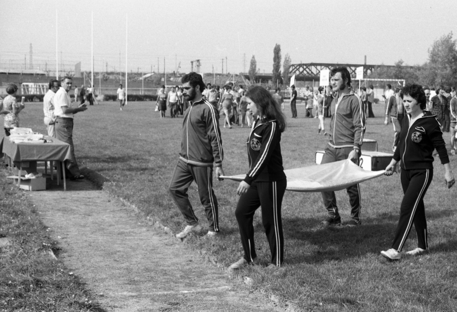 Magyarország, Budapest XXI., Duna utca, a Csepeli Papírgyár sportpályája. Jobbra a Gubacsi híd a Ráckevei (Soroksári)-Duna felett., 1977, Gulyás Zsuzsa, Budapest, Fortepan #186352