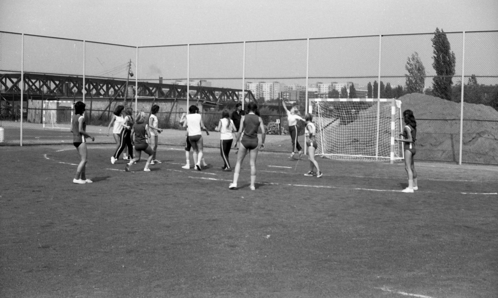 Hungary, Budapest XXI., Duna utca, a Csepeli Papírgyár sportpályája. Játtérben a Gubacsi híd a Ráckevei (Soroksári)-Duna felett., 1977, Gulyás Zsuzsa, Budapest, Fortepan #186353