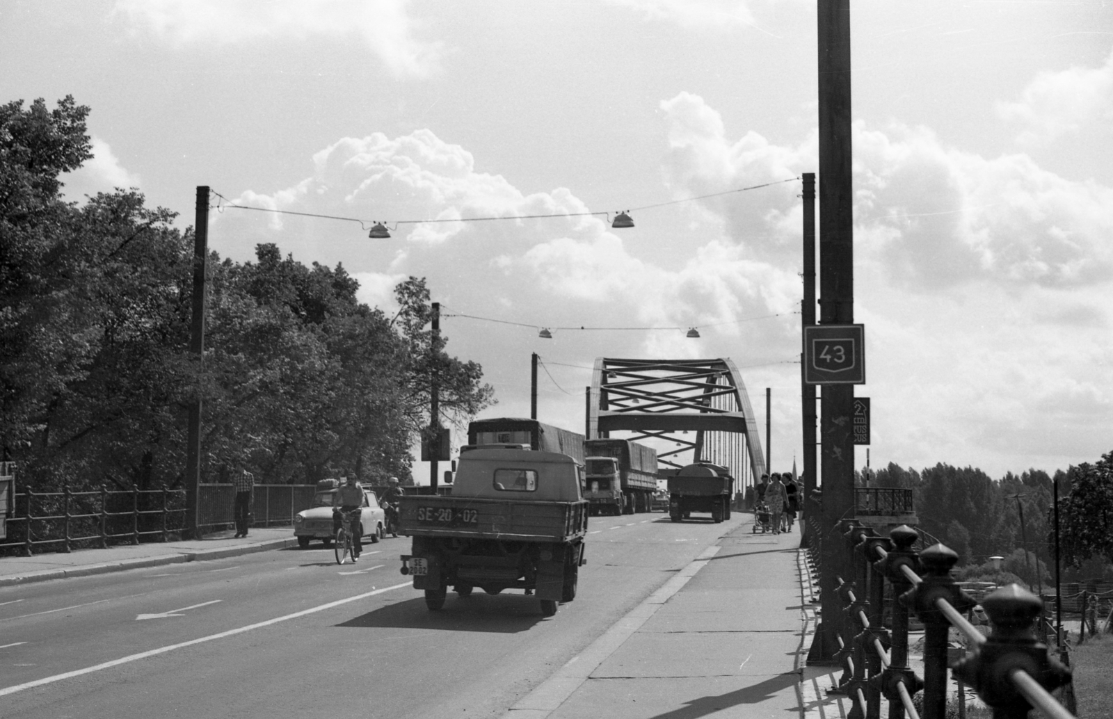 Hungary, Szeged, Belvárosi híd, város felőli hídfő., 1977, Gulyás Zsuzsa, bicycle, traffic, Fortepan #186362