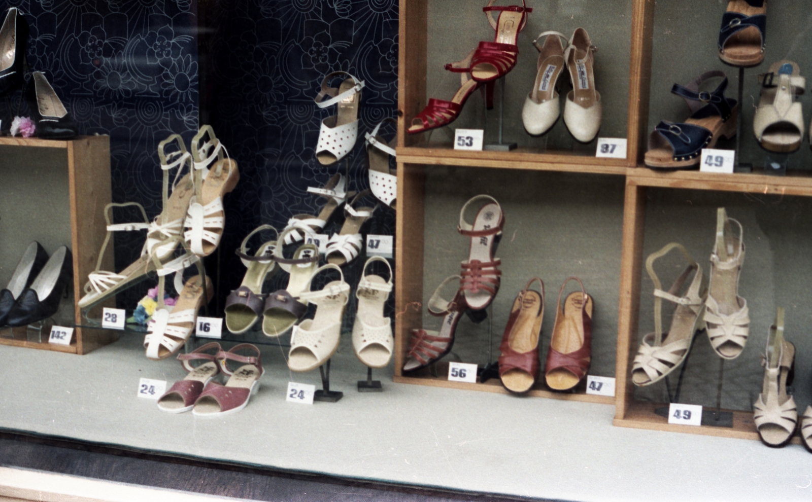 Germany, 1982, Gulyás Zsuzsa, colorful, GDR, shoe, shoe store, Show window, Fortepan #186404