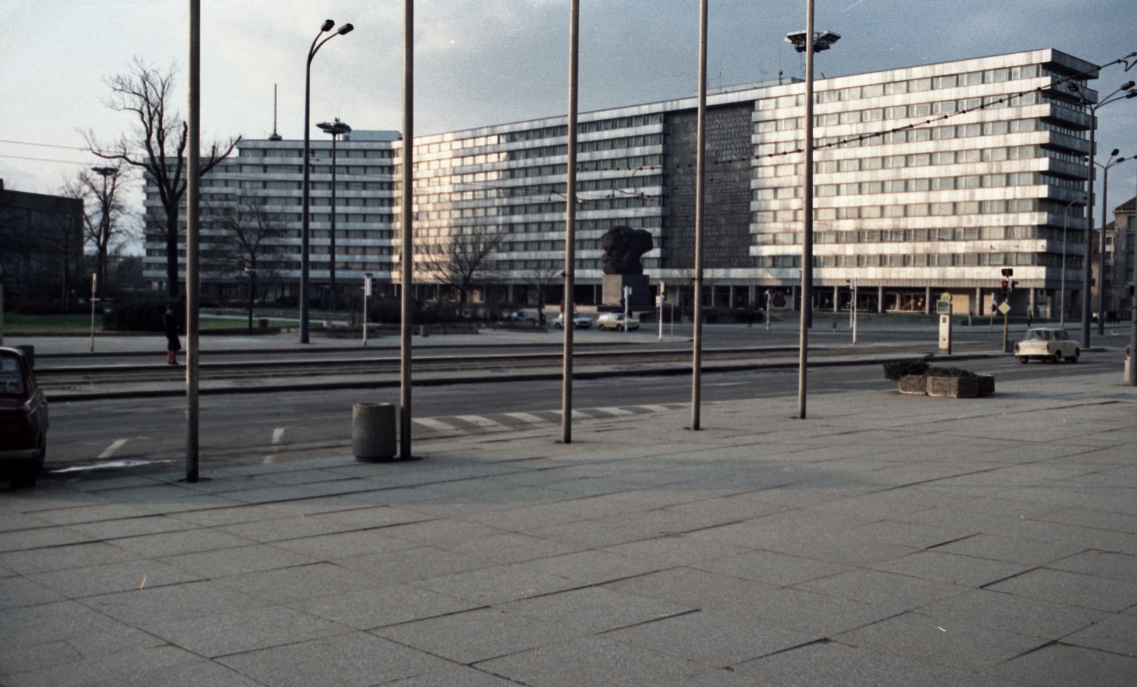 Germany, Chemnitz, (Karl Marx Stadt), középen a Karl Marx emlékmű a Strasse der Nationen és a Brückenstrasse (Karl Marx Allee) kereszteződésénél., 1982, Gulyás Zsuzsa, colorful, GDR, Fortepan #186409