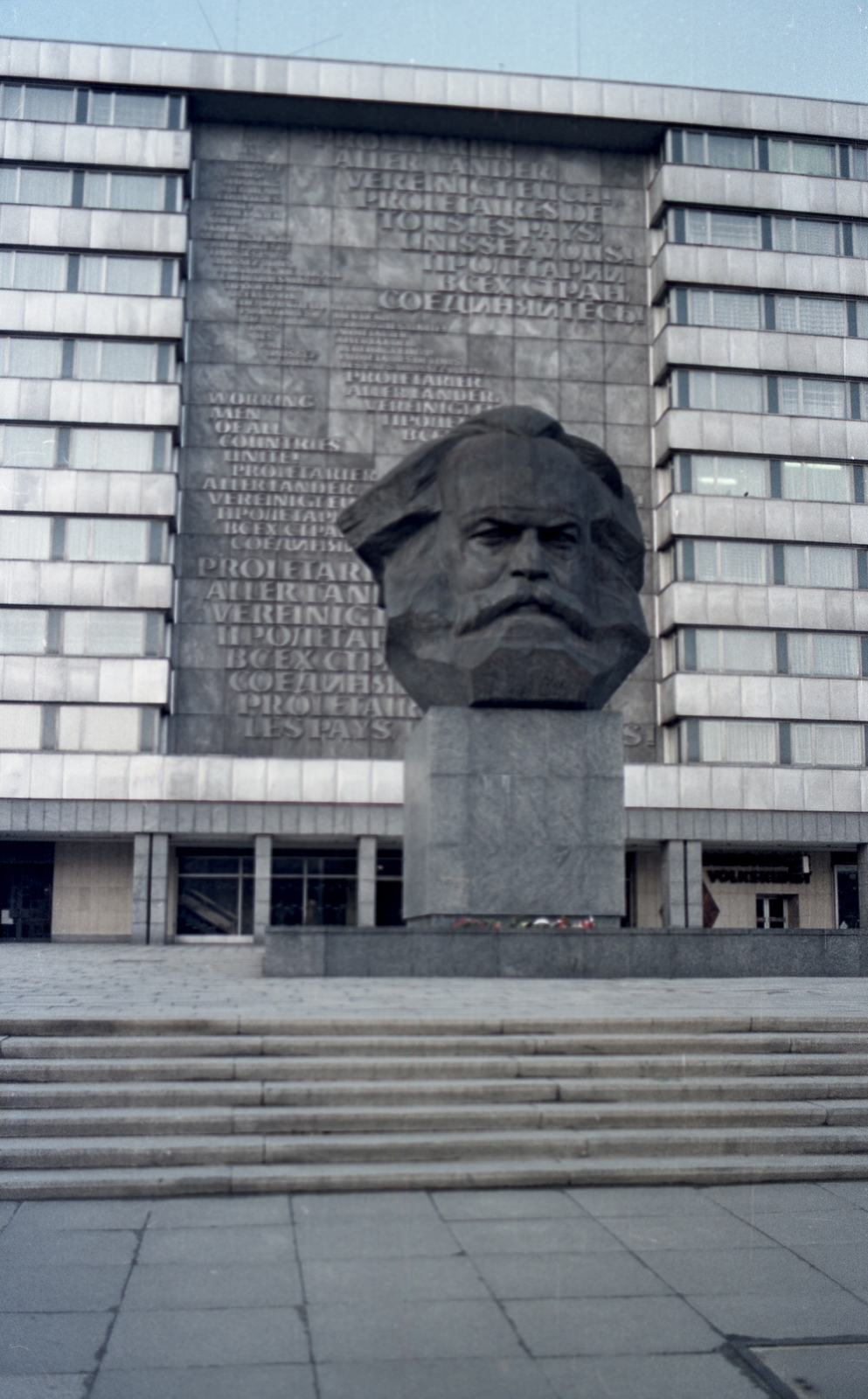 Németország, Chemnitz, (Karl Marx Stadt), Karl Marx emlékmű a Brückenstrasse (Karl Marx Allee) és a Strasse der Nationen kereszteződésénél., 1982, Gulyás Zsuzsa, színes, NDK, emlékmű, felirat, Karl Marx-ábrázolás, Fortepan #186412
