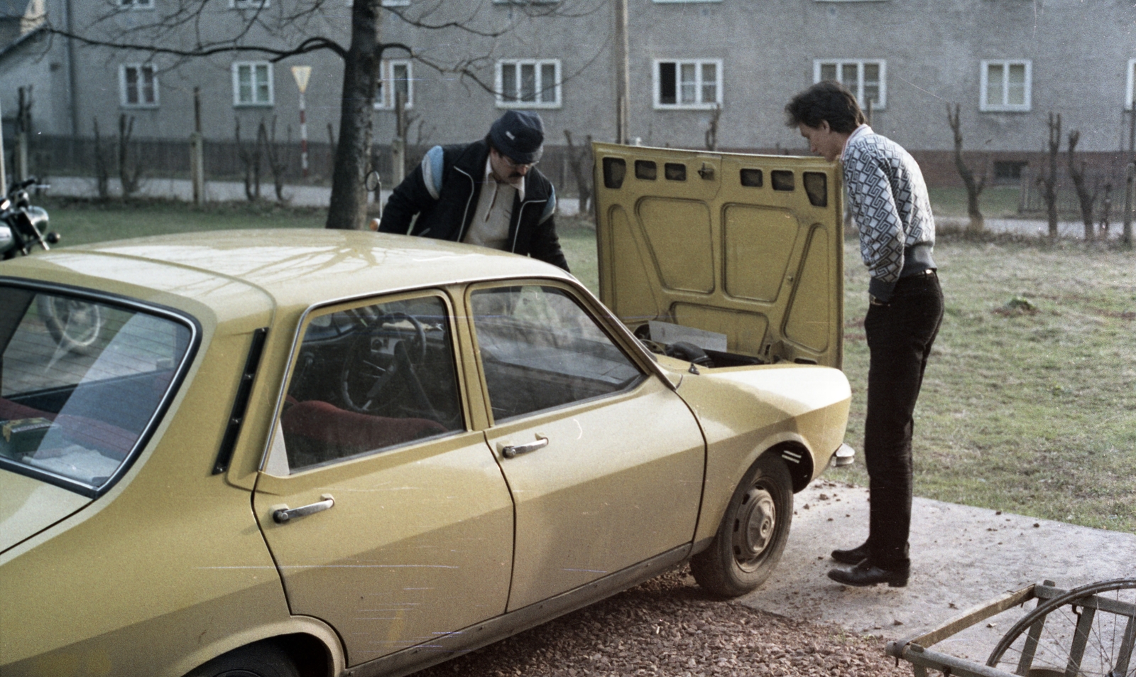 1982, Gulyás Zsuzsa, colorful, Dacia-brand, MZ-brand, GDR, Fortepan #186414