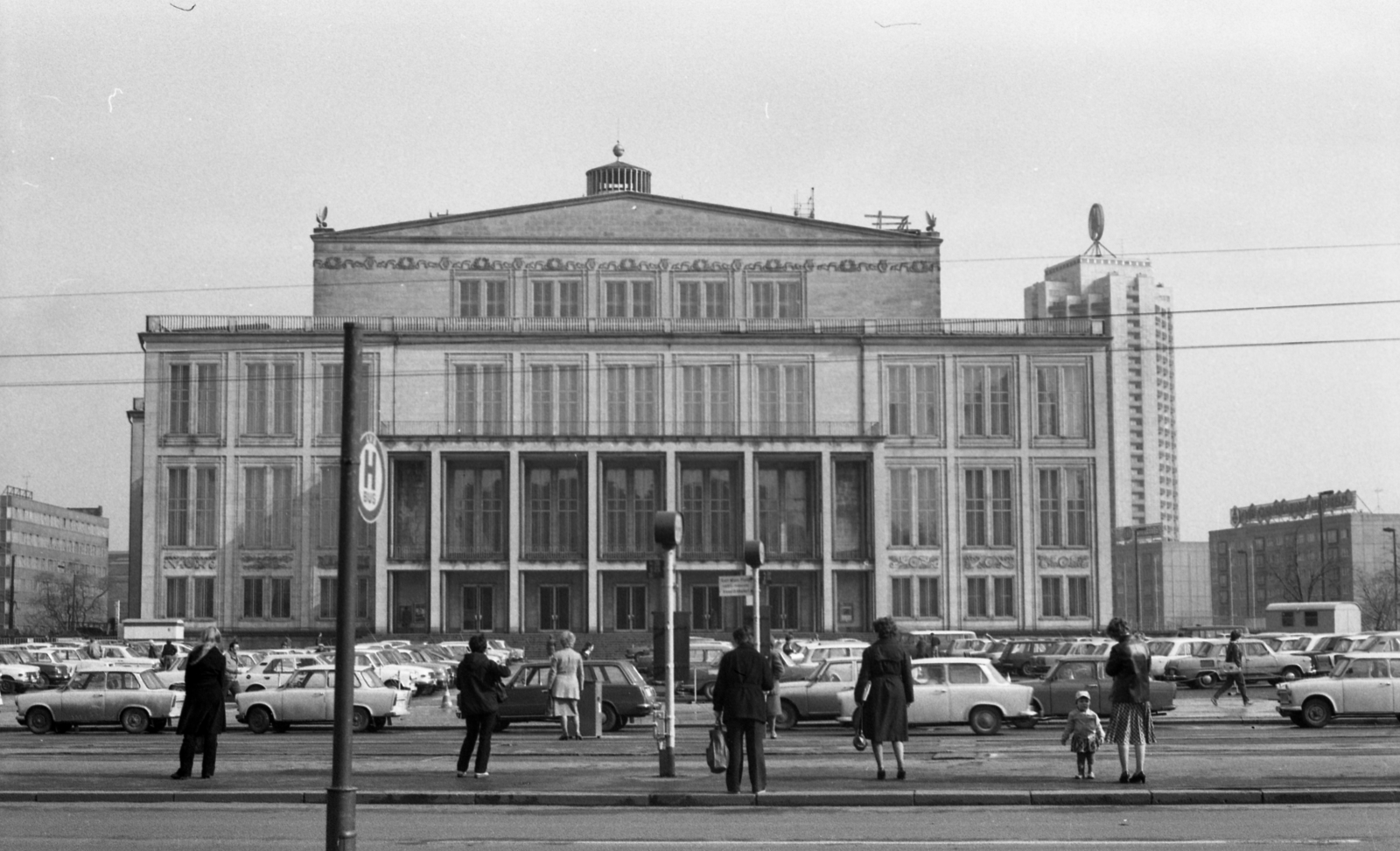 Germany, Leipzig, Augustusplatz (Karl-Marx-Platz), szemben az Operaház., 1980, Gulyás Zsuzsa, GDR, car park, Fortepan #186436