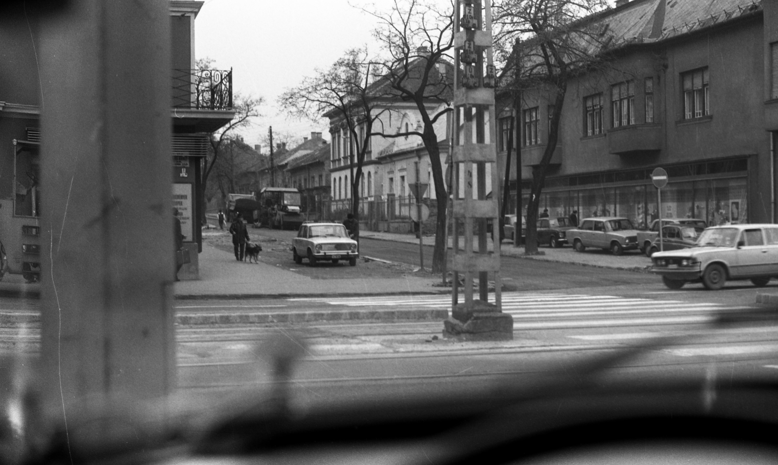 Hungary, Budapest XIV., Nagy Lajos király útja - Bosnyák utca kereszteződés., 1980, Gulyás Zsuzsa, Budapest, crosswalk, car park, Fortepan #186437