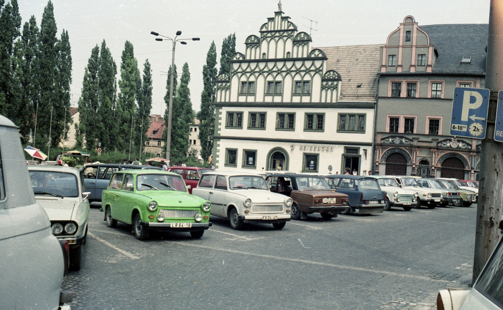 Németország, Weimar, Markt, jobbra a Cranach-ház., 1983, Gulyás Zsuzsa, színes, NDK, Trabant 601 Universal, parkoló, Trabant-márka, Wartburg 353, Fortepan #186456