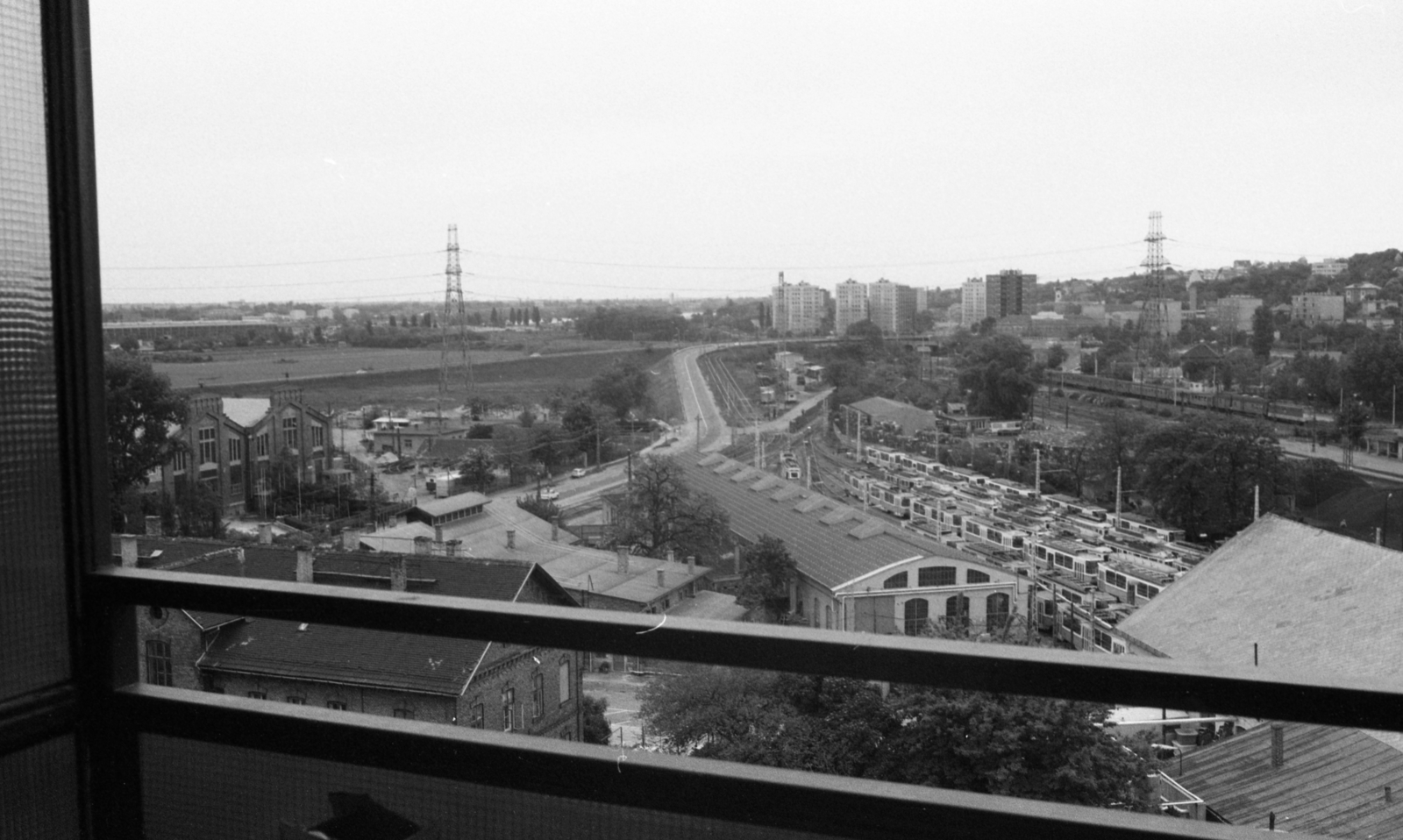Magyarország, Budapest XI., kilátás a Fehérvári út 235. számú házból Budafok felé, előtérben a Budafok kocsiszín., 1984, Gulyás Zsuzsa, Budapest, Fortepan #186460