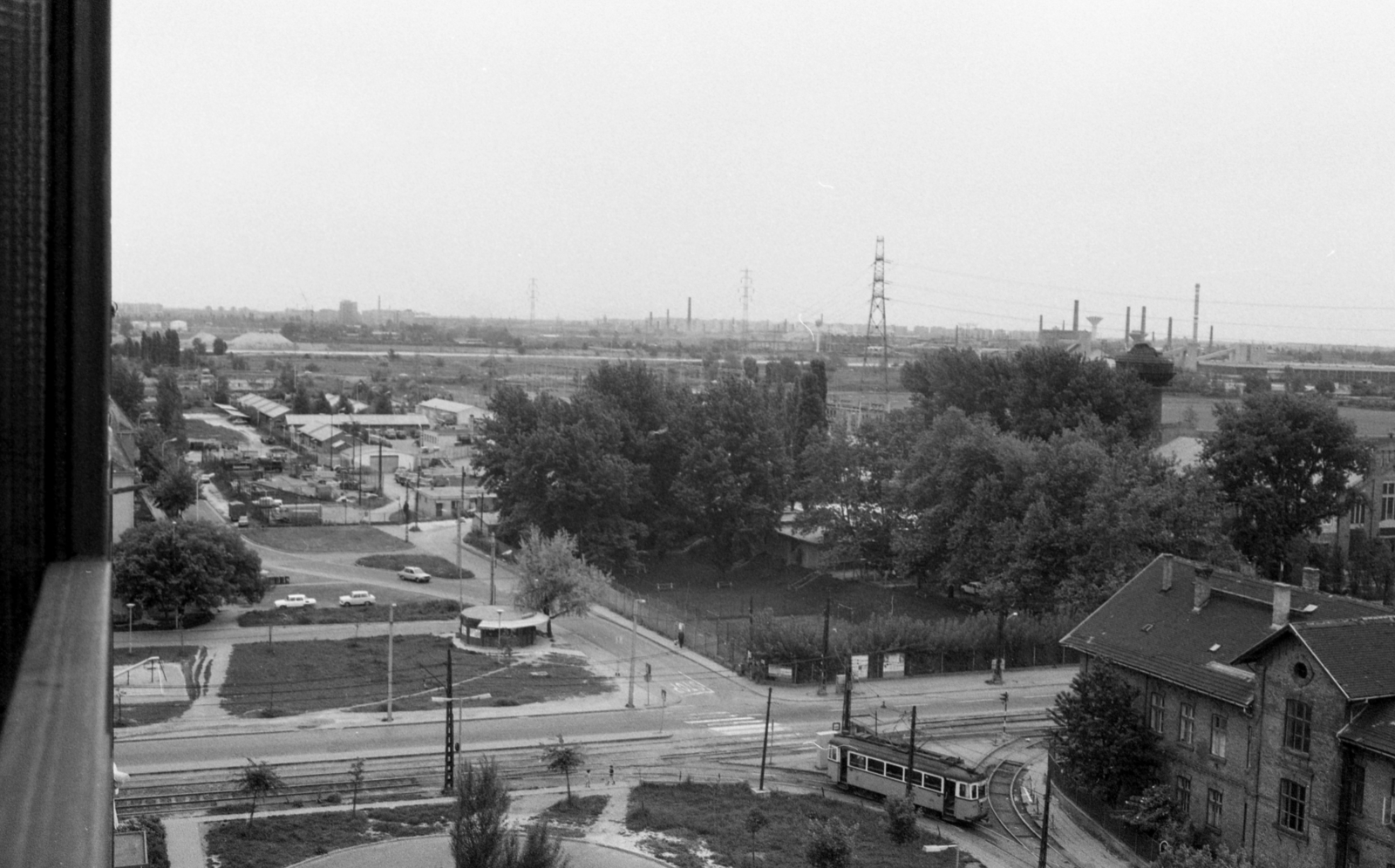 Hungary, Budapest XI., kilátás a Fehérvári út 235. számú házból a Mezőkövesd utca sarkánál lévő Albertfalvai strand felé., 1984, Gulyás Zsuzsa, tram, depot, Budapest, Fortepan #186461