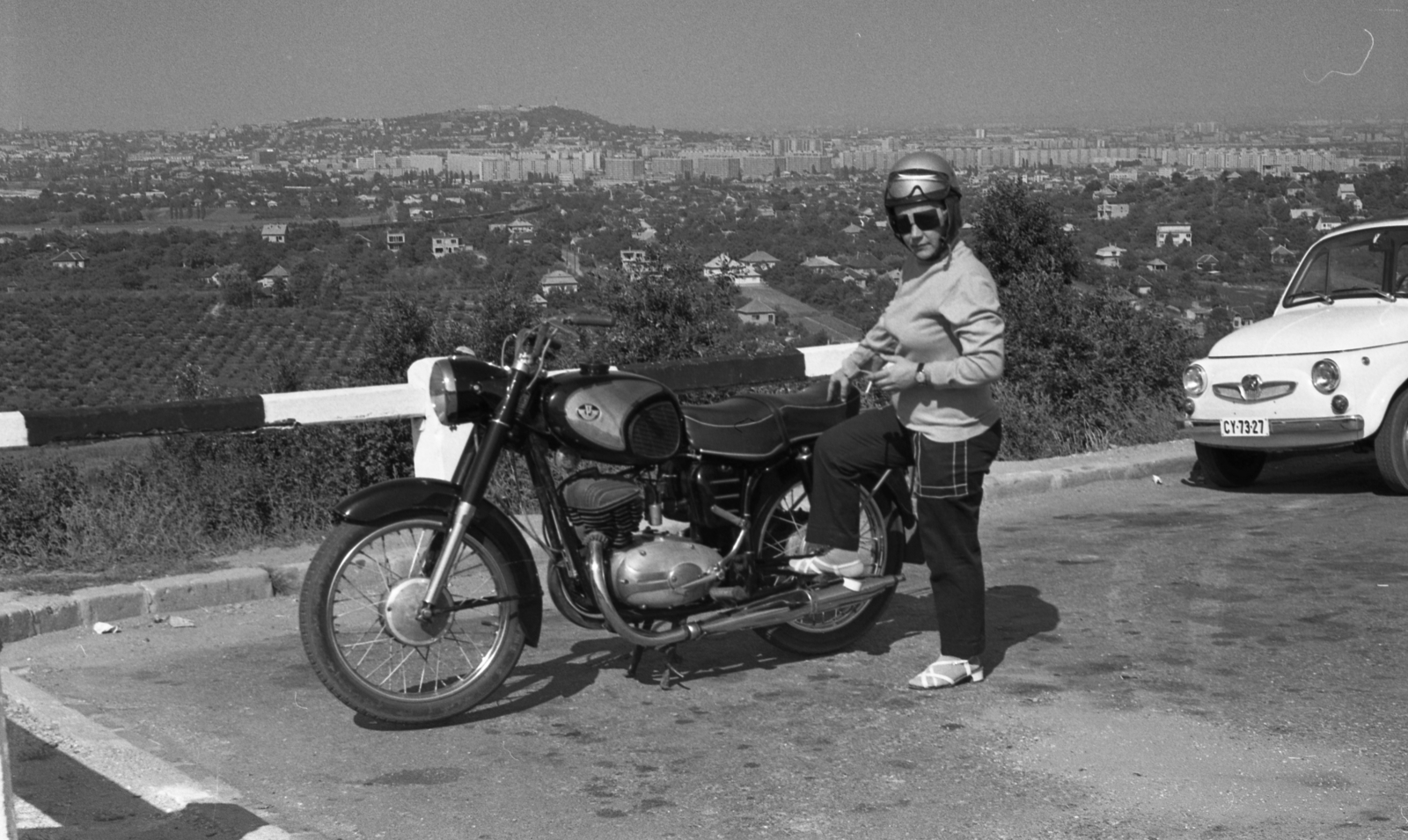 Hungary, Budapest XI., Balatoni út a kamaraerdei kanyarnál. Kilátás a Panoráma Vendéglő parkolójából., 1969, Gulyás Zsuzsa, Budapest, girls'n'cars, untitled, Fortepan #186486