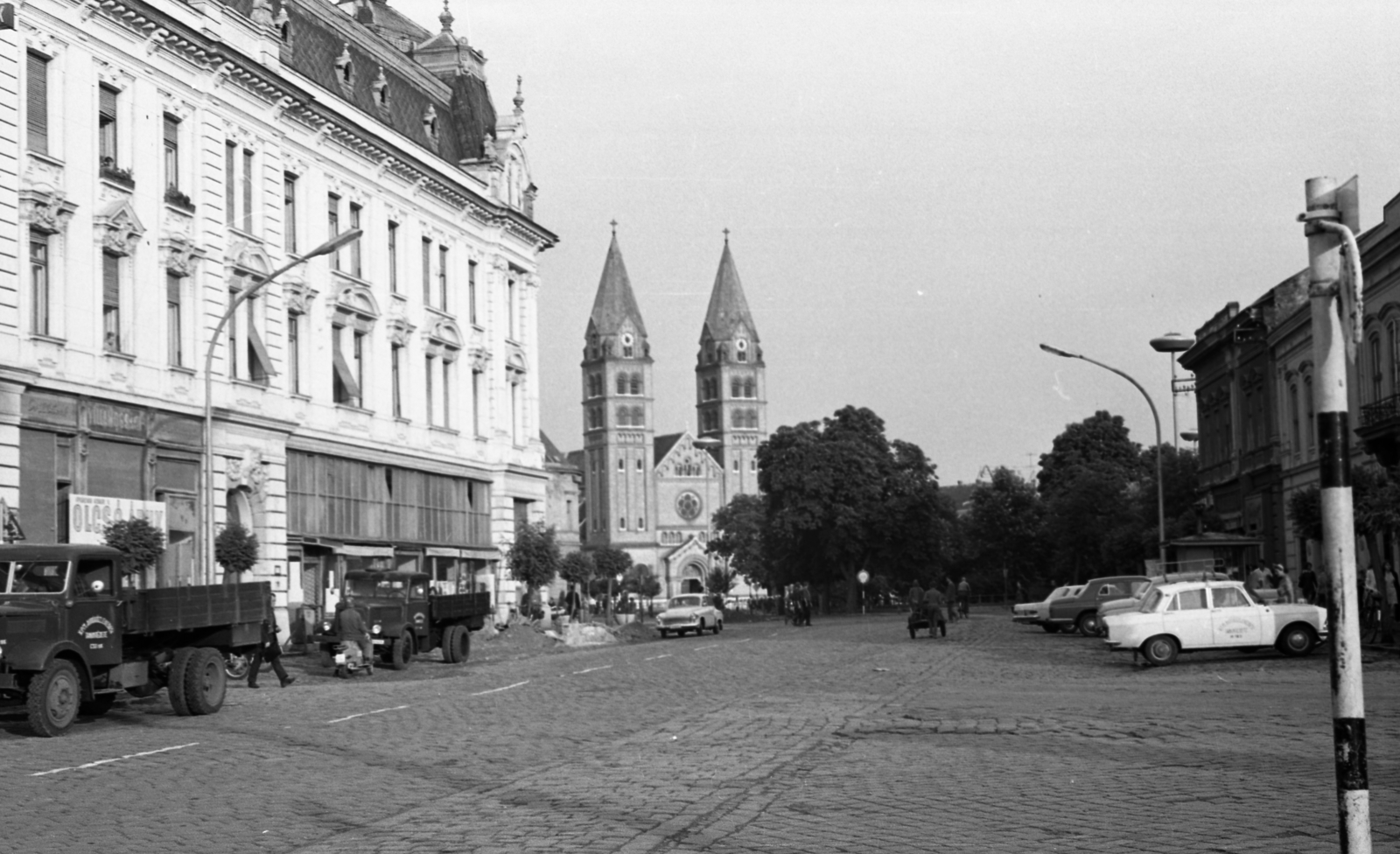 Magyarország, Nyíregyháza, Kossuth tér a Dózsa György utca felől nézve, balra a Korona szálló, középen a római katolikus székesegyház., 1970, Gulyás Zsuzsa, parkoló, Fortepan #186492