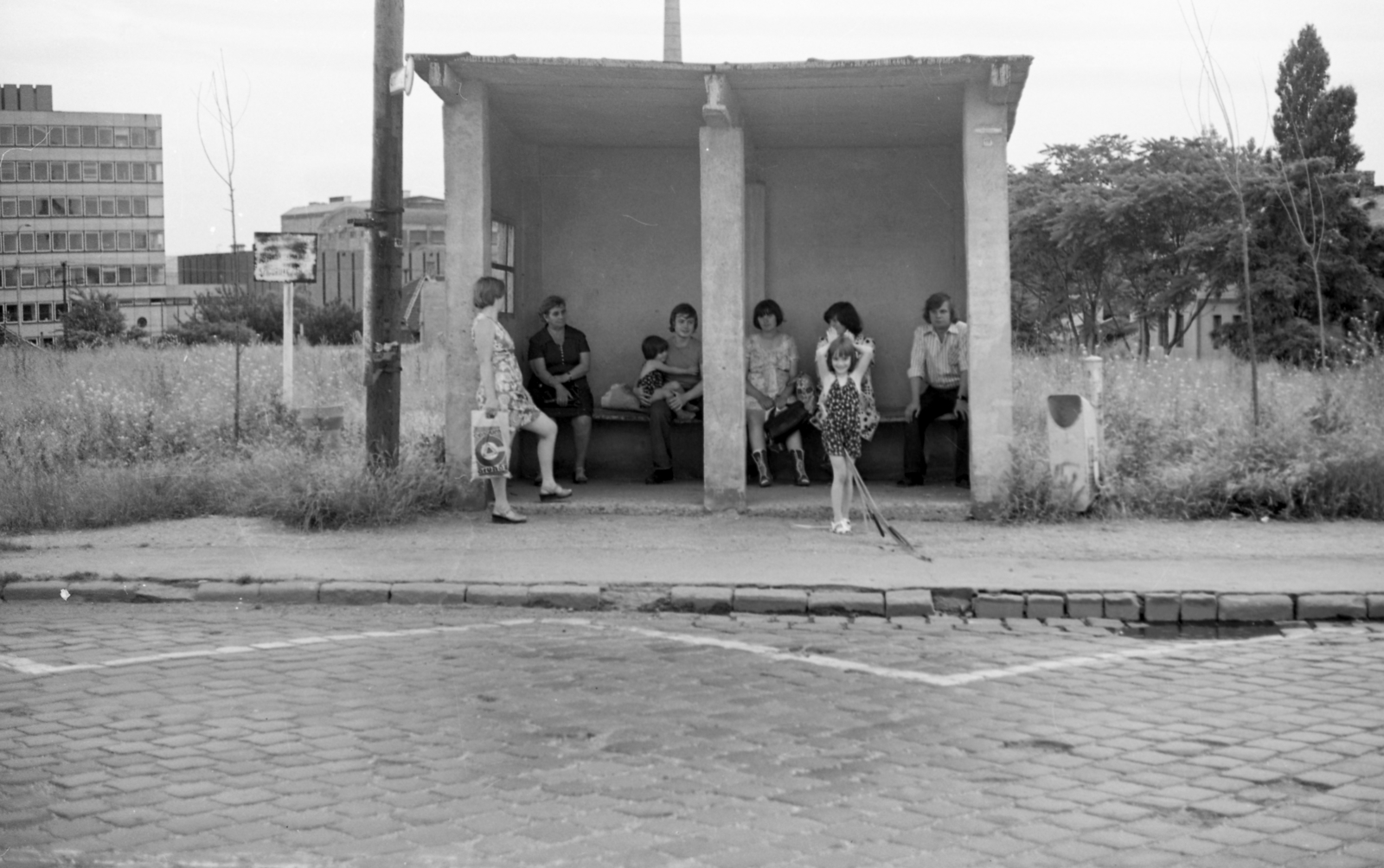 Hungary, Budapest XXI., Védgát utcai buszmegálló, háttérben balra a Csepeli Papírgyár irodaépülete., 1978, Gulyás Zsuzsa, Budapest, Fortepan #186498